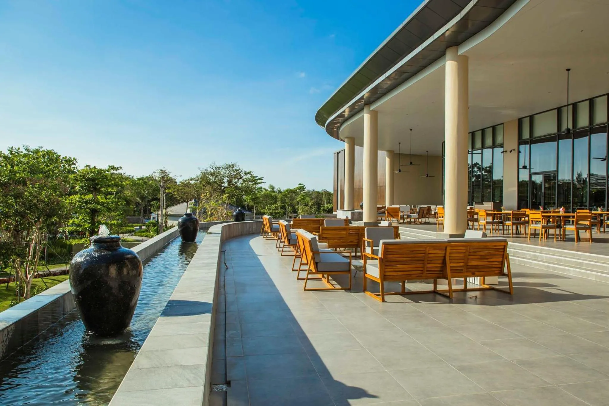 Lounge or bar in Crowne Plaza Phu Quoc Starbay by IHG