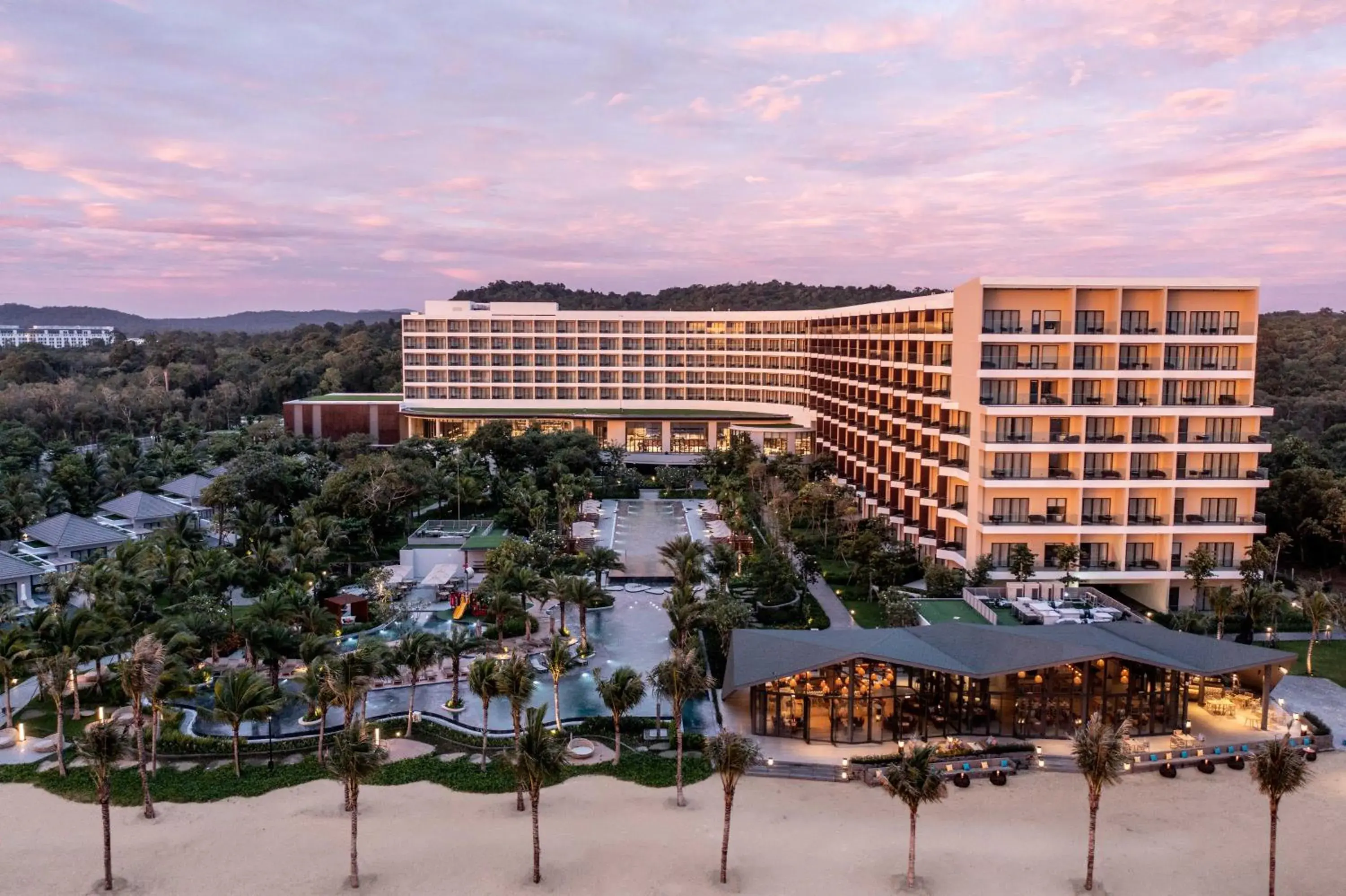 Property building in Crowne Plaza Phu Quoc Starbay by IHG Property building in Crowne Plaza Phu Quoc Starbay by IHG