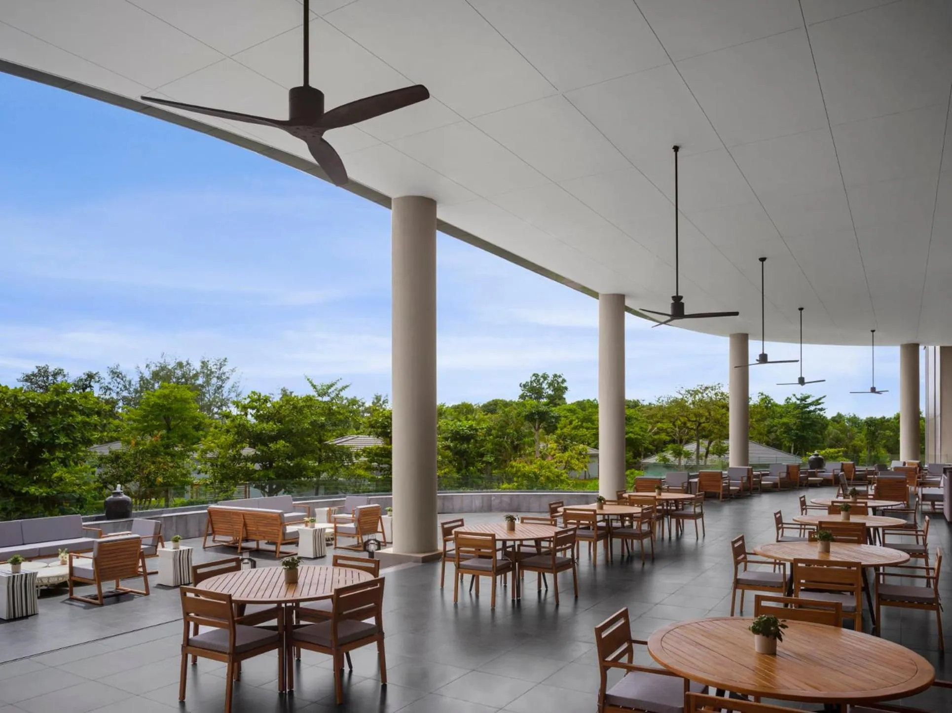 Lounge or bar in Crowne Plaza Phu Quoc Starbay by IHG