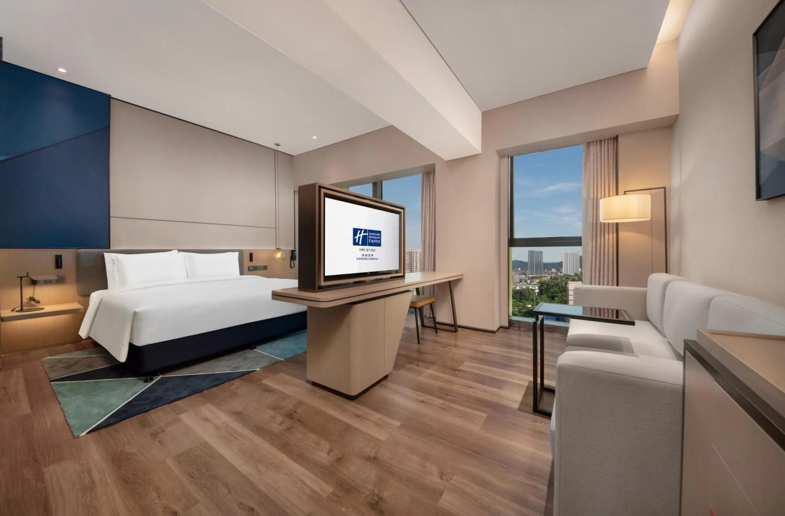 Photo of the whole room, Bed in Holiday Inn Express Shenzhen Longhua by IHG