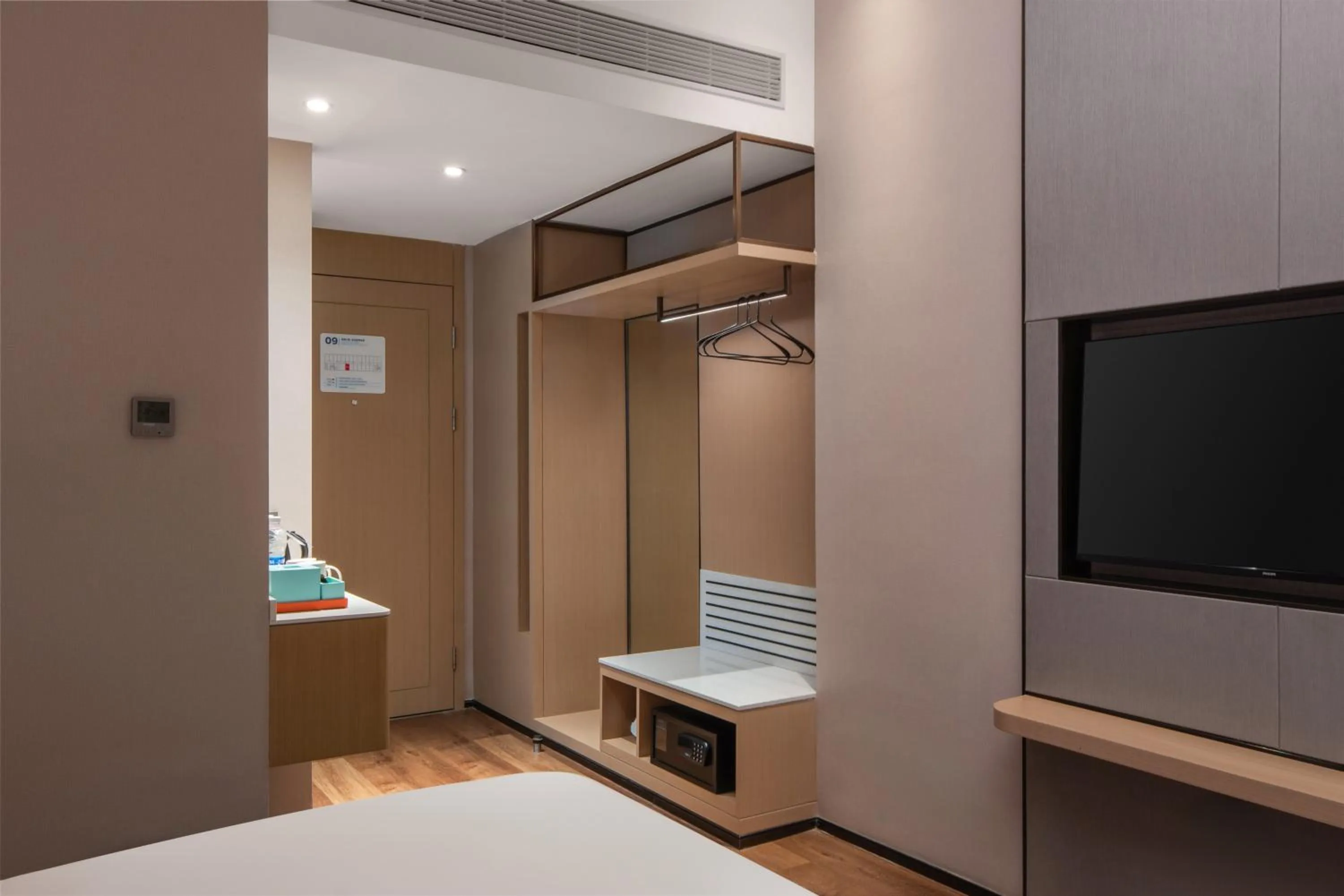 Photo of the whole room, Bed in Holiday Inn Express Shenzhen Longhua by IHG