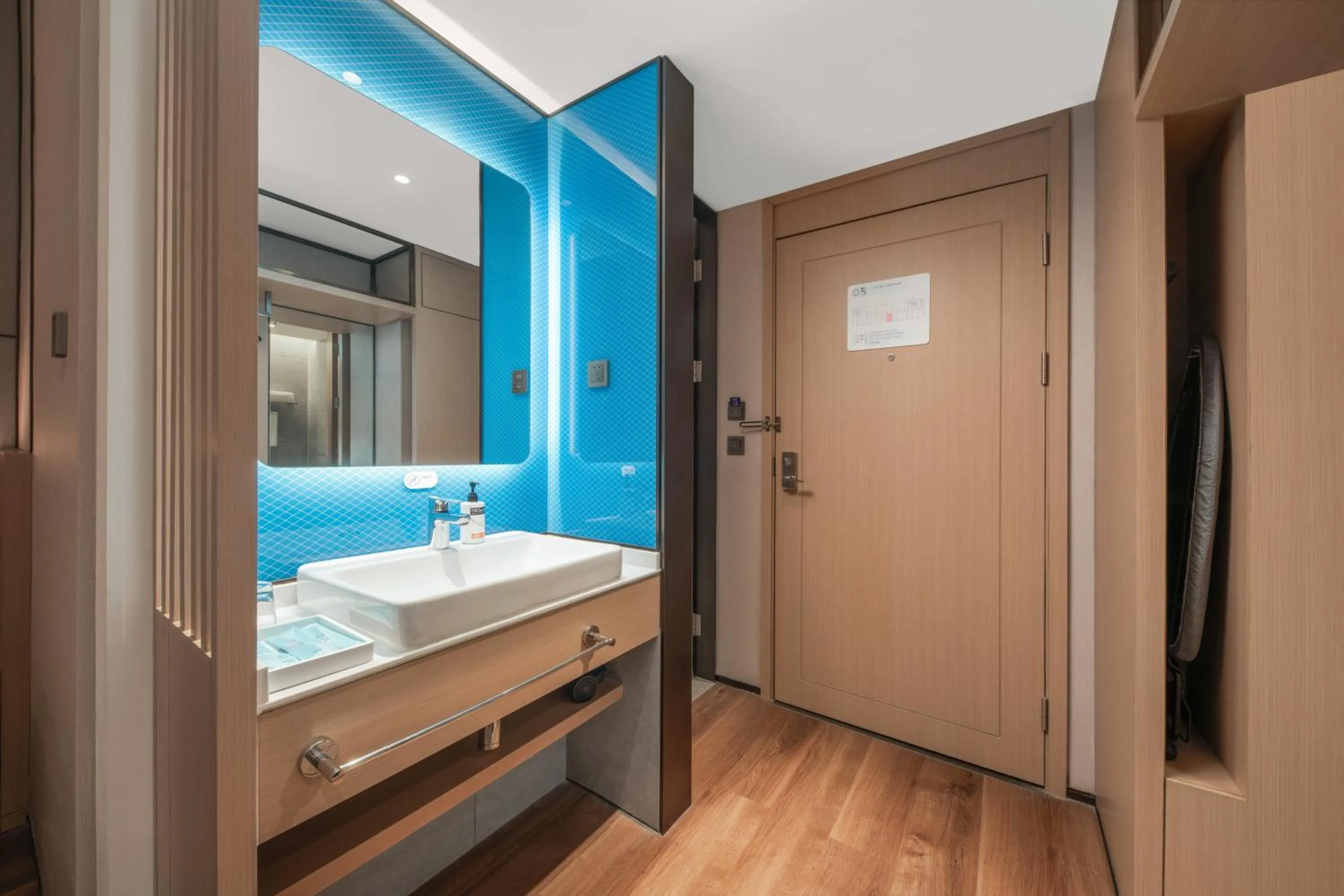 Bedroom in Holiday Inn Express Shenzhen Longhua by IHG