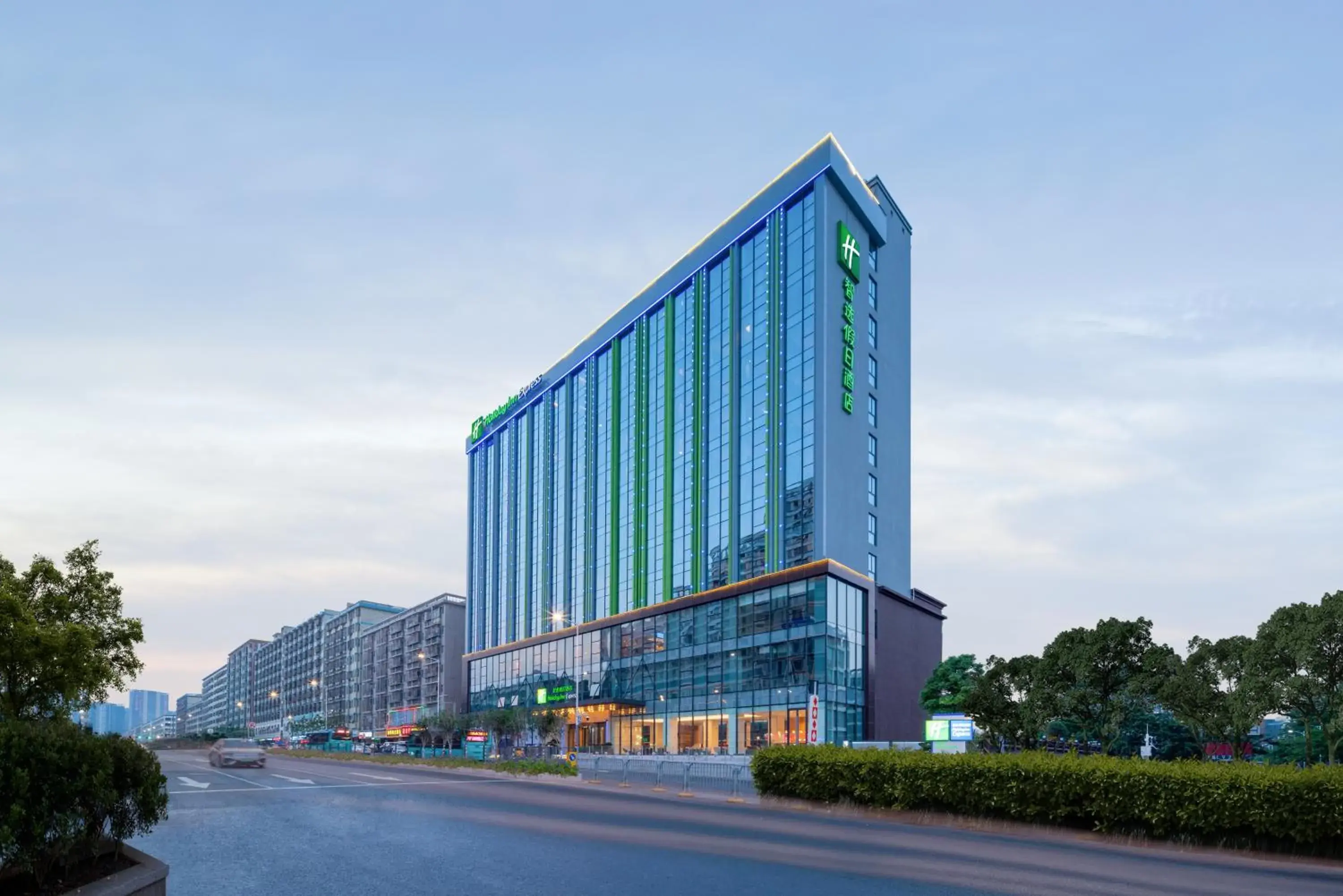 Property building in Holiday Inn Express Shenzhen Longhua by IHG Property building in Holiday Inn Express Shenzhen Longhua by IHG