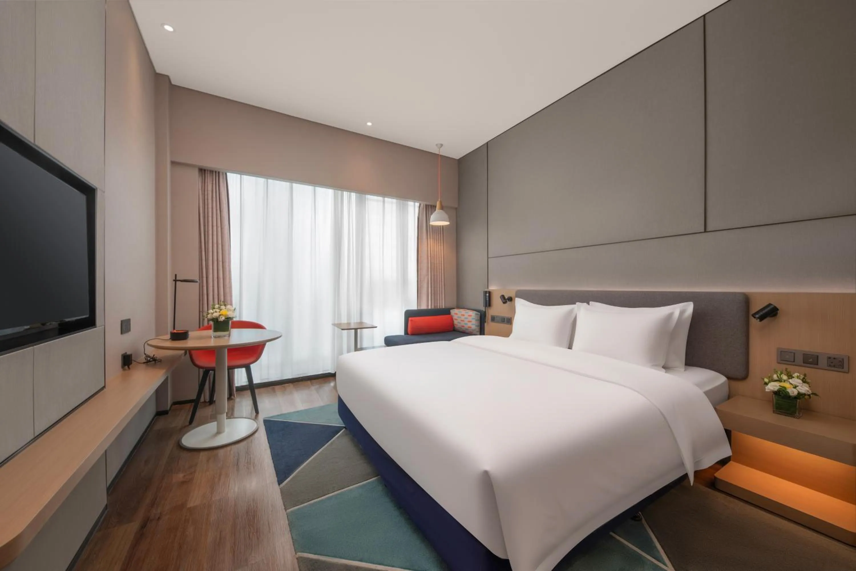 Photo of the whole room, Bed in Holiday Inn Express Shenzhen Longhua by IHG