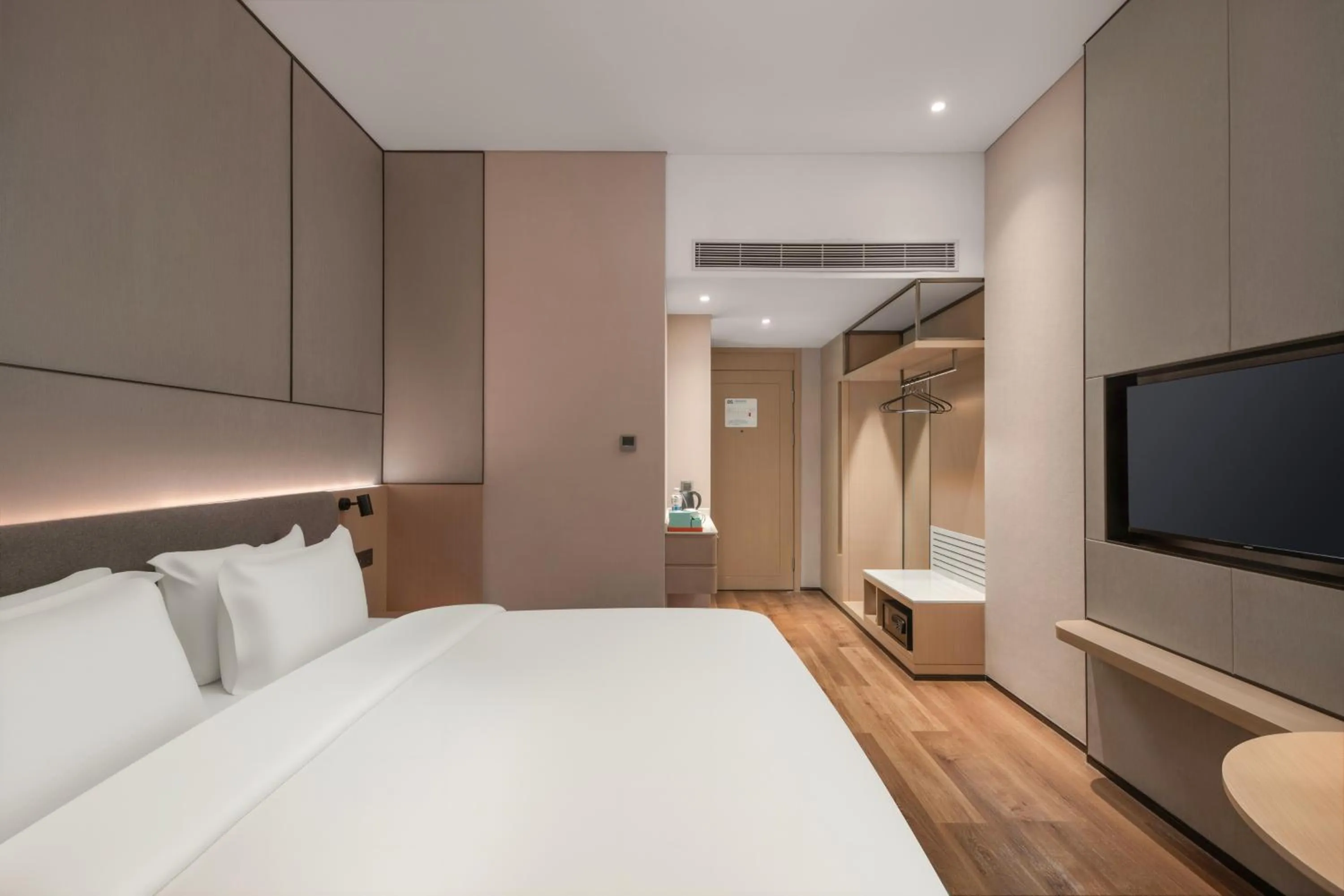 Photo of the whole room, Bed in Holiday Inn Express Shenzhen Longhua by IHG