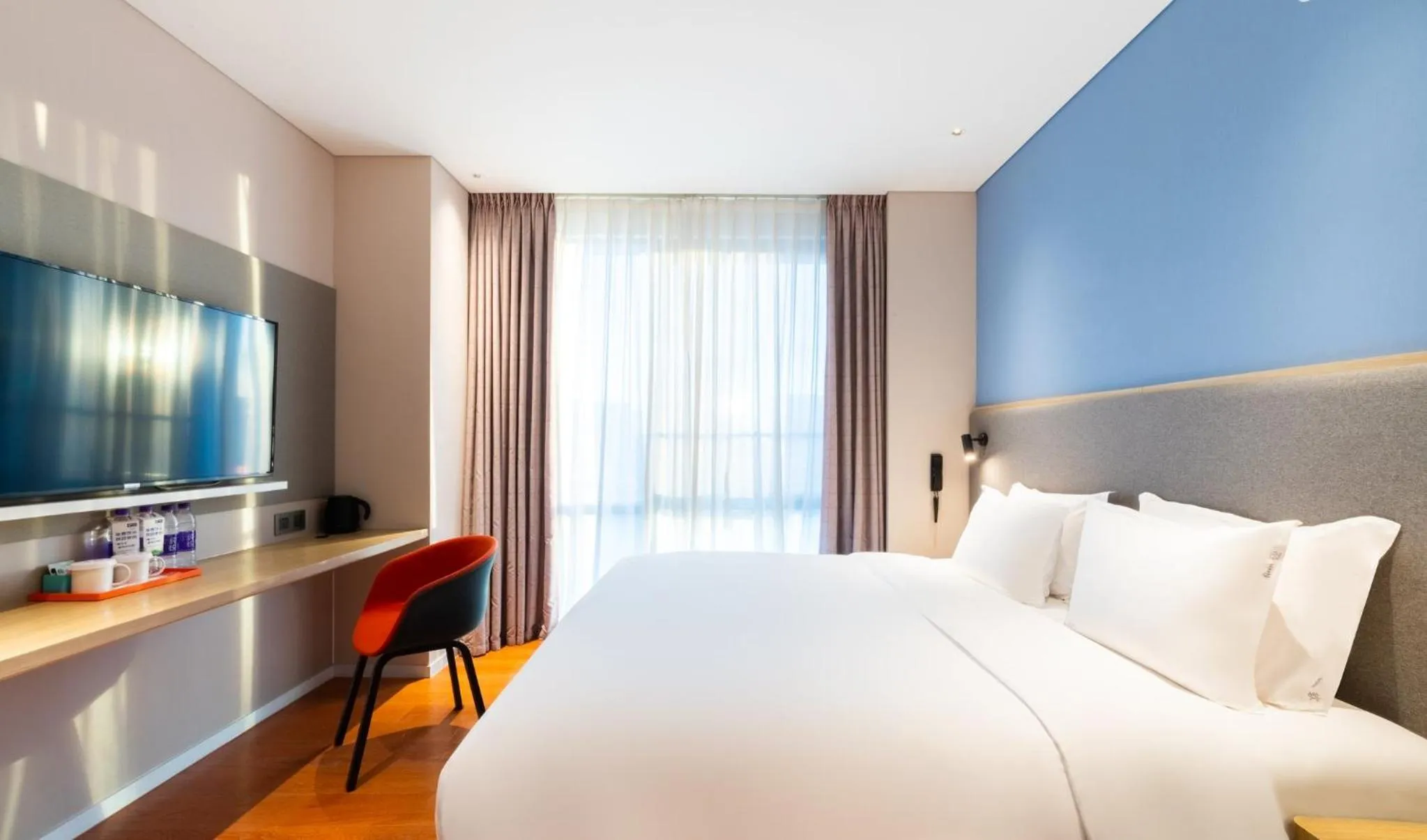 Photo of the whole room, Bed in Holiday Inn Express Beijing Yizhuang Tongminghu