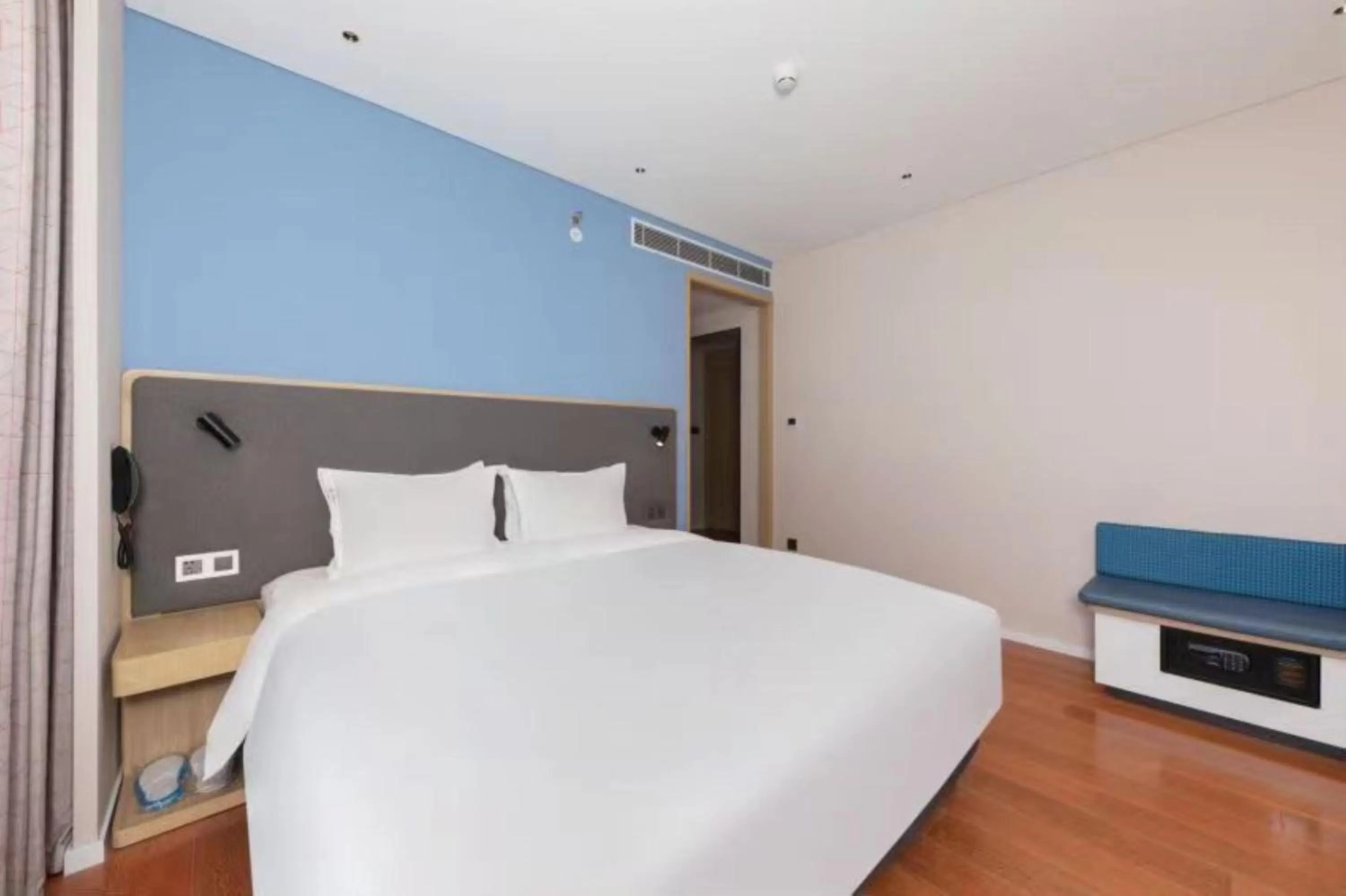 Photo of the whole room, Bed in Holiday Inn Express Beijing Yizhuang Tongminghu