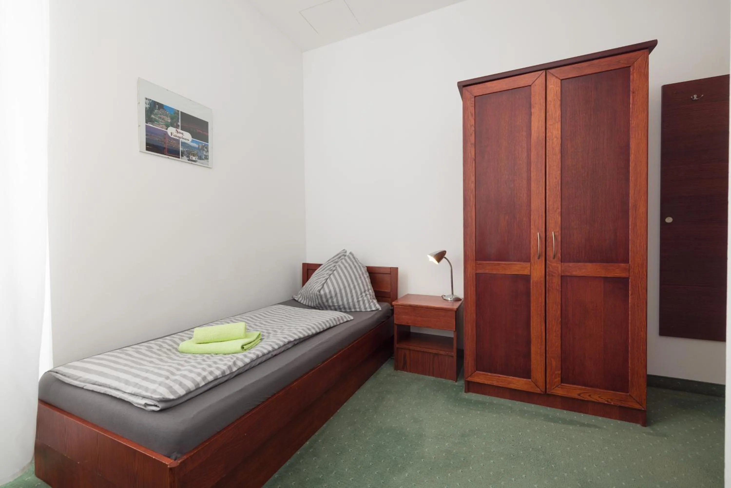 Photo of the whole room, Bed in Pension San Francisco