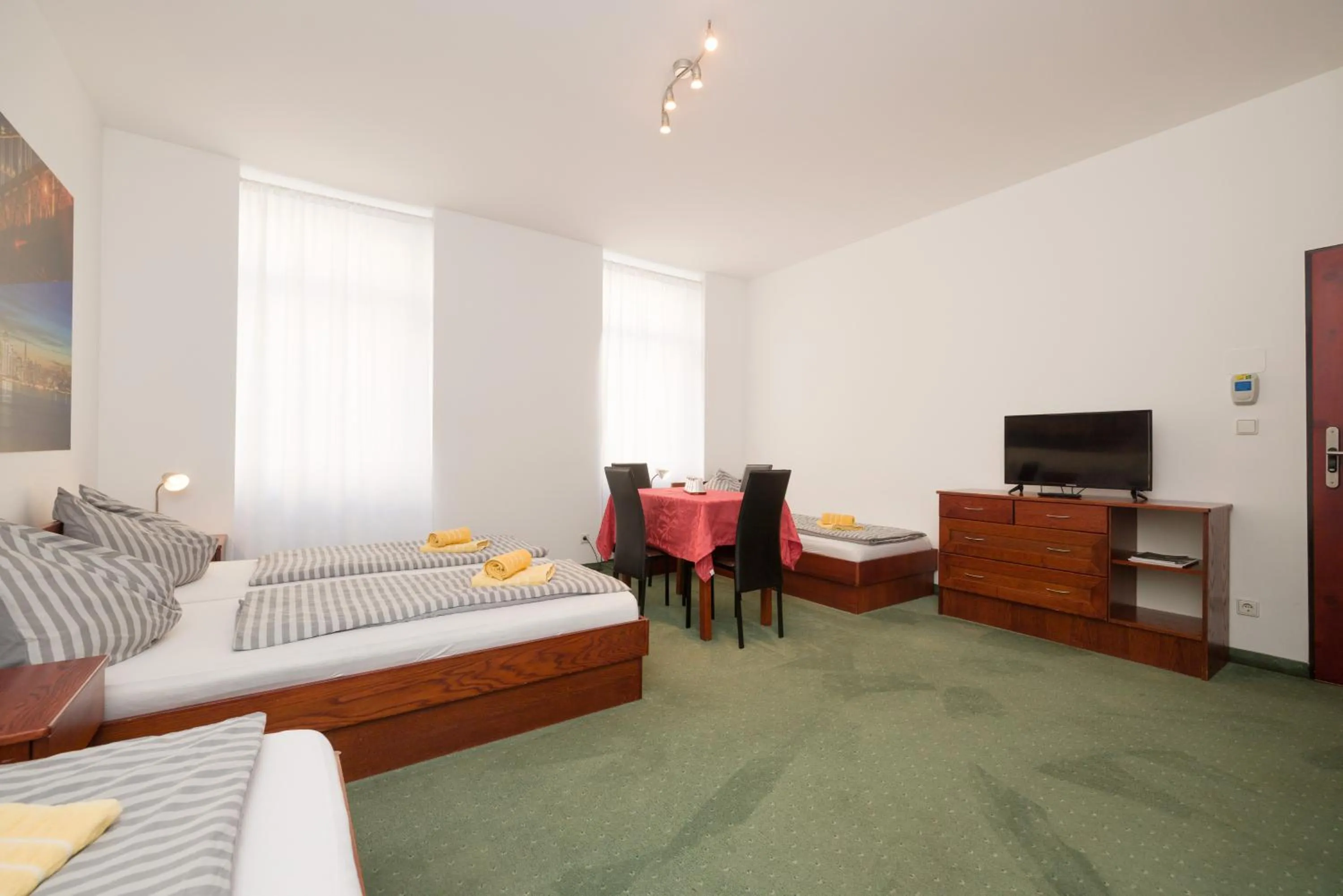 Photo of the whole room, Bed in Pension San Francisco