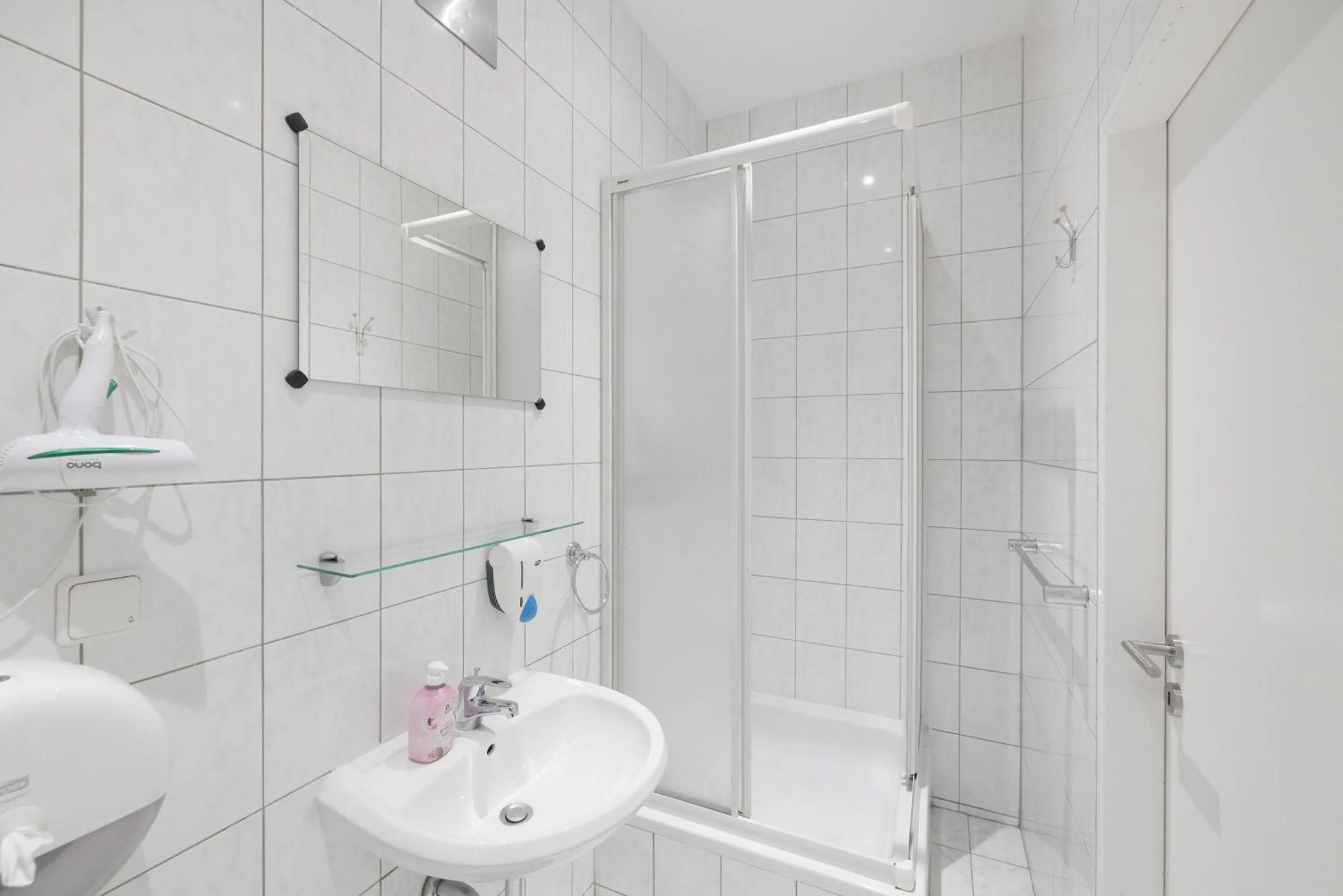 Shower in Pension San Francisco