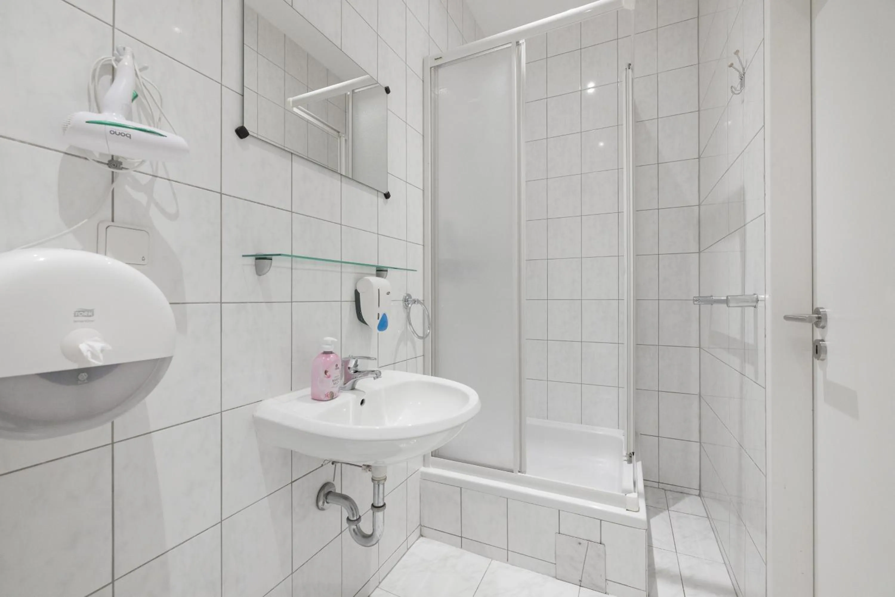 Shower in Pension San Francisco