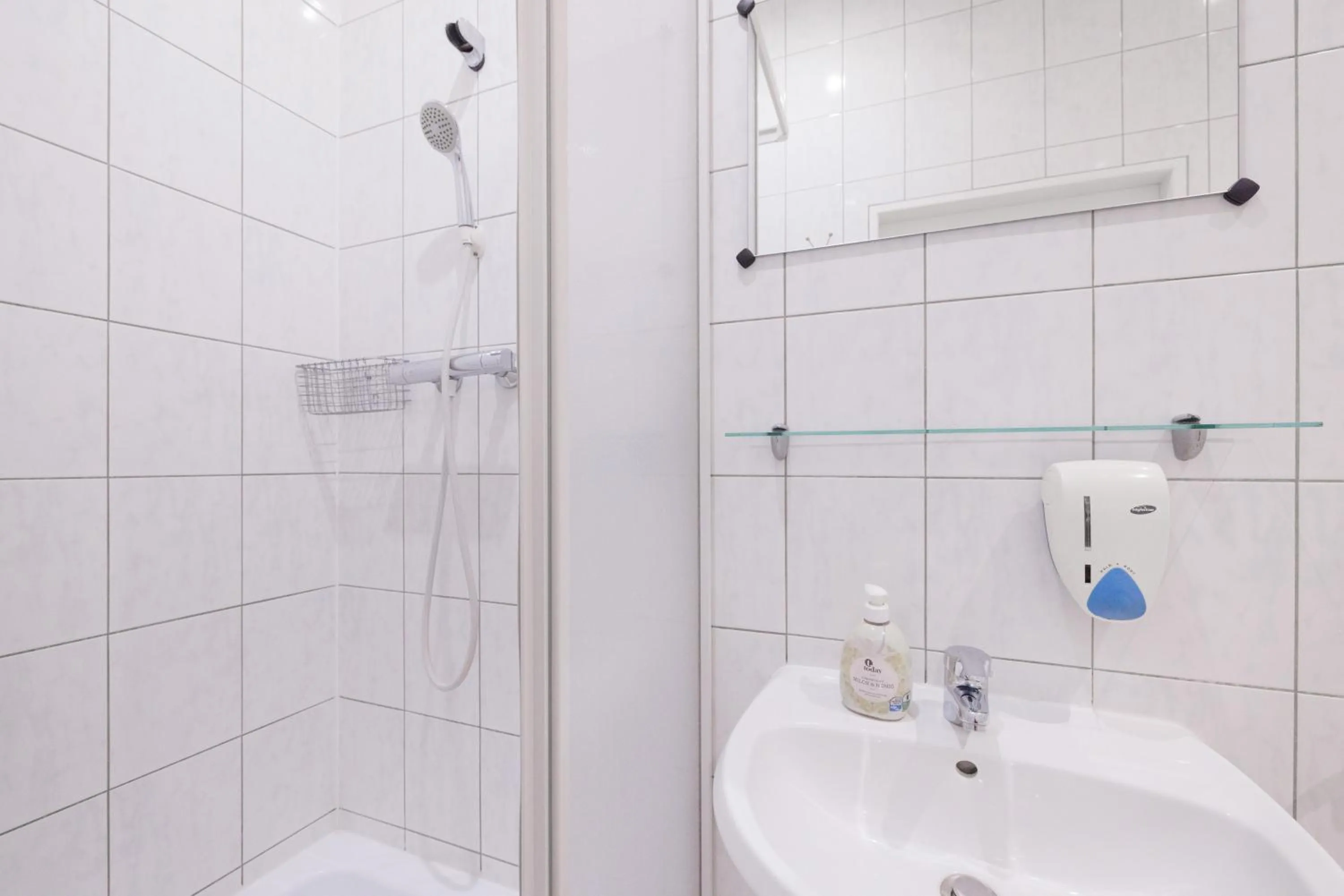 Shower in Pension San Francisco