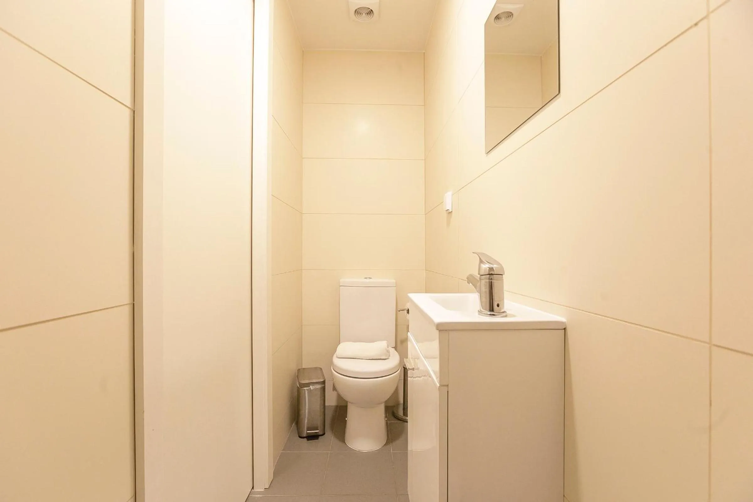 Bathroom in LovelyStay - 1st A Mirante