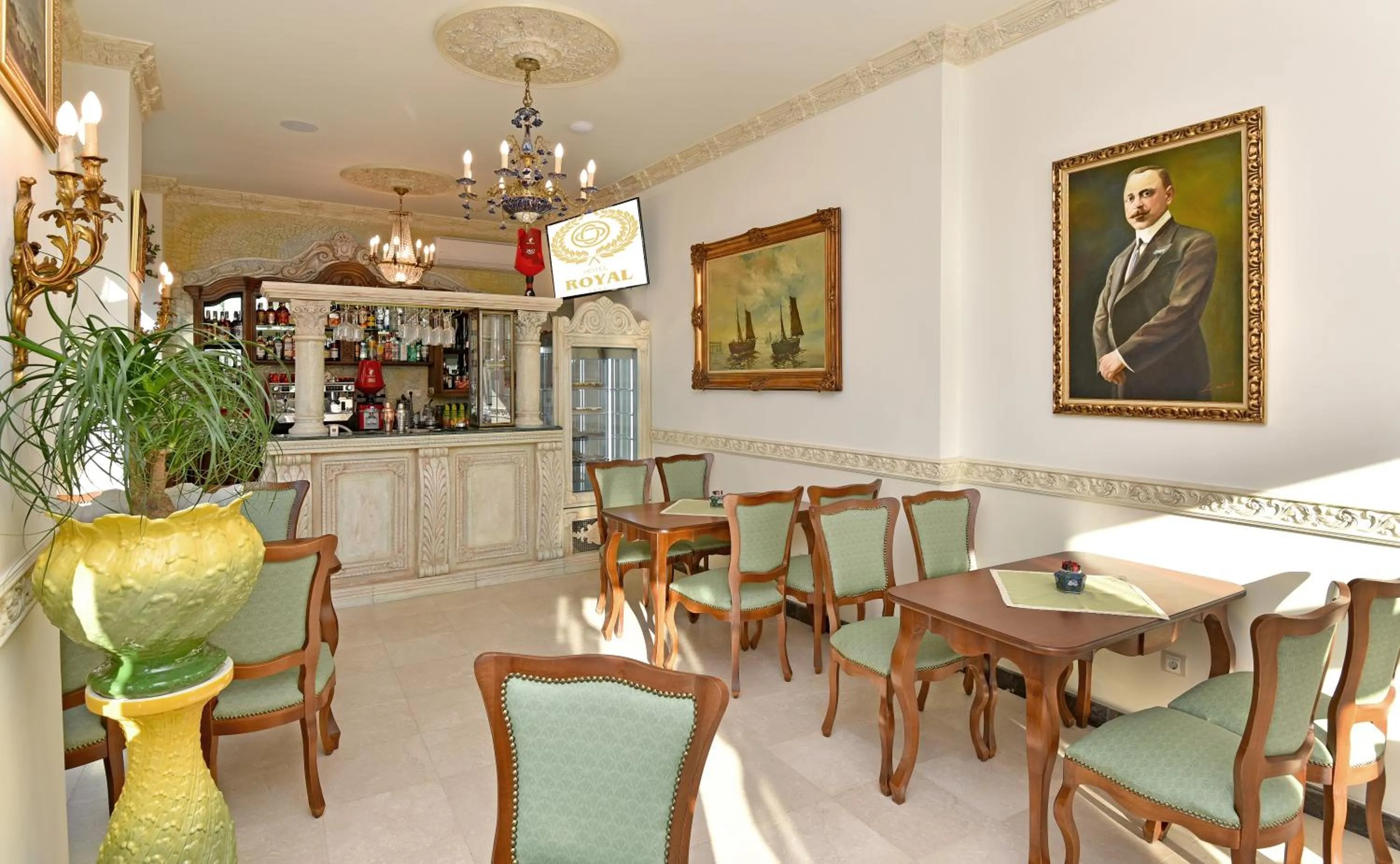 Lounge or bar in Royal Hotel