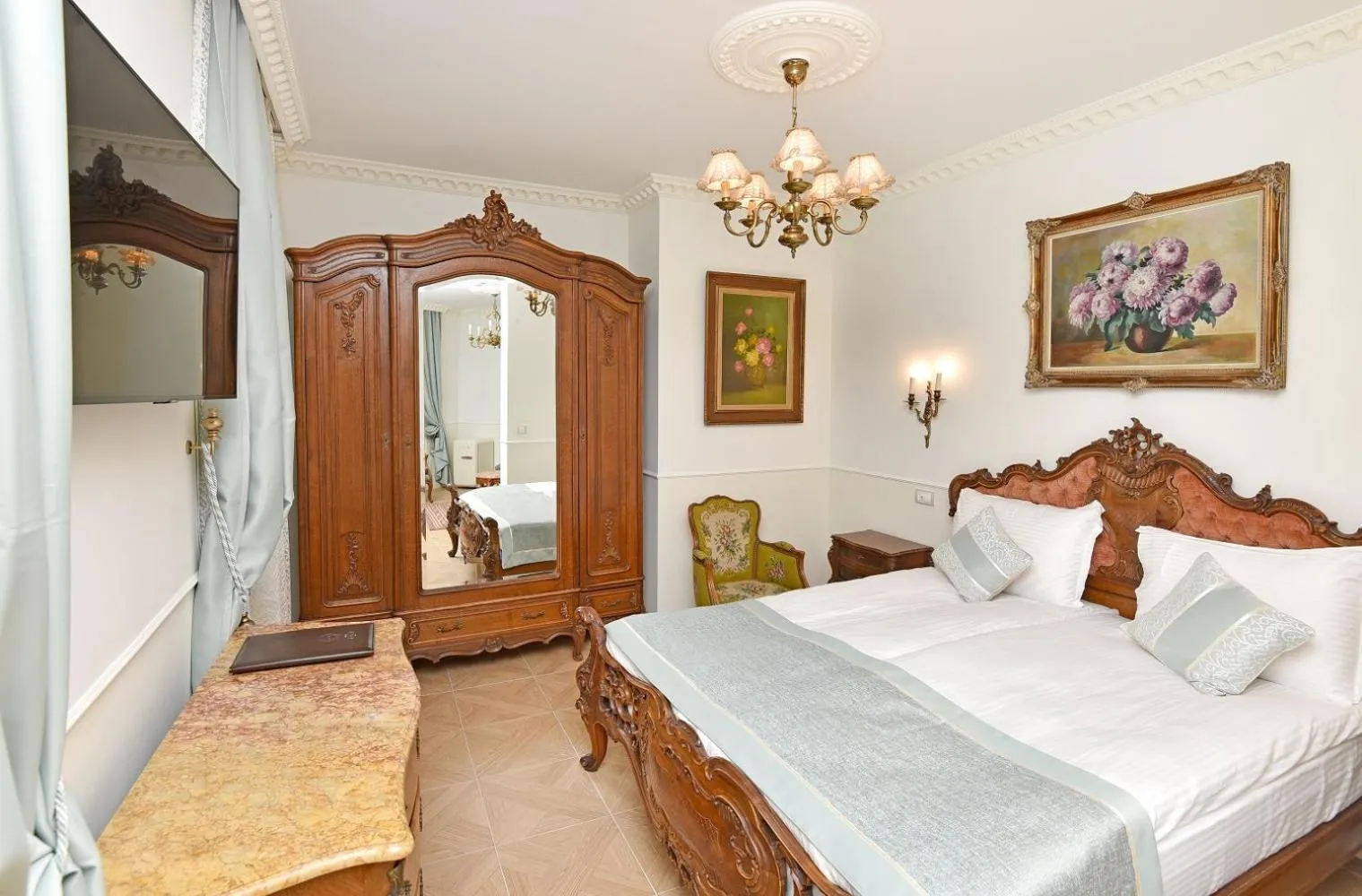 Bedroom, Bed in Royal Hotel