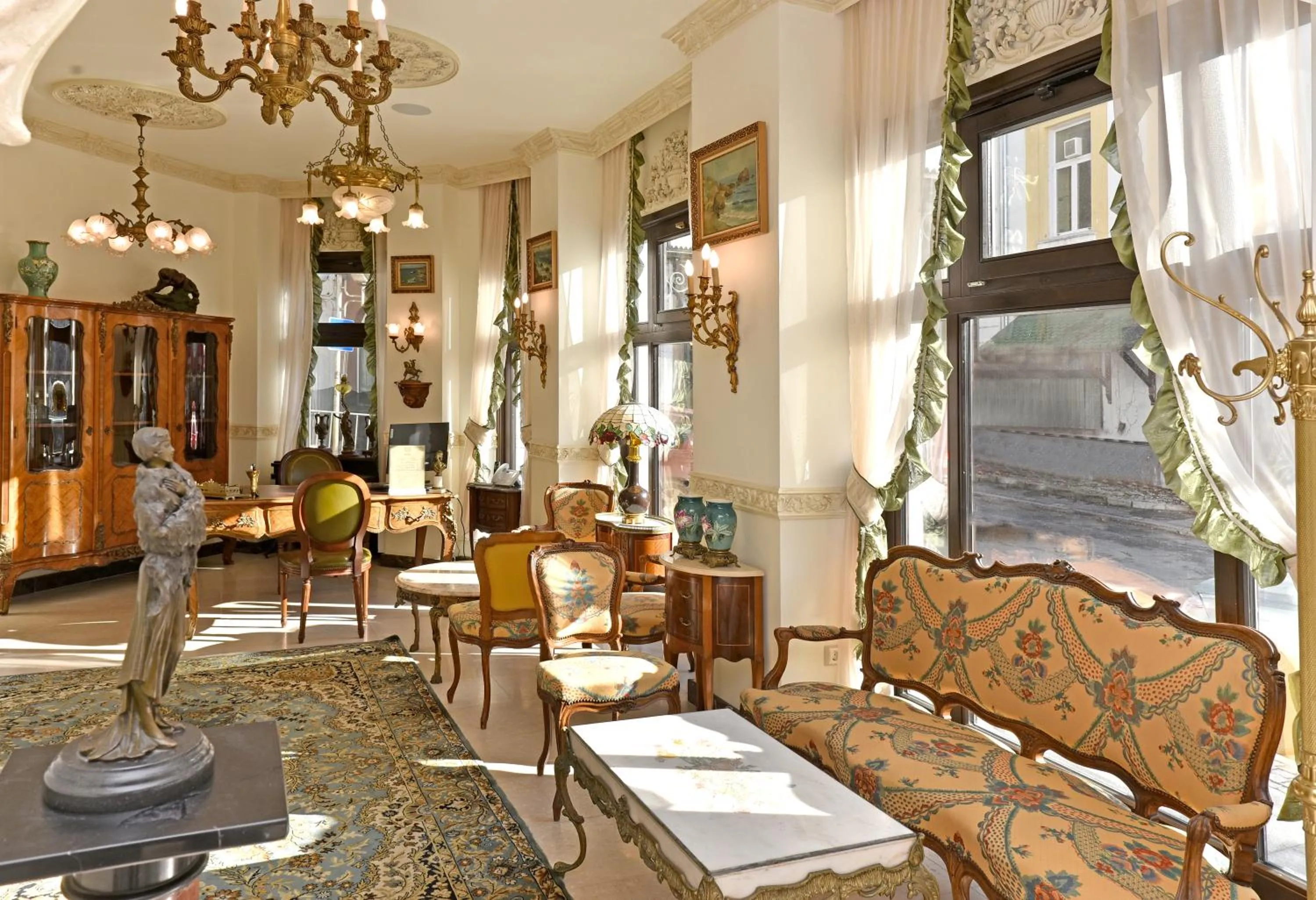 Lobby or reception in Royal Hotel