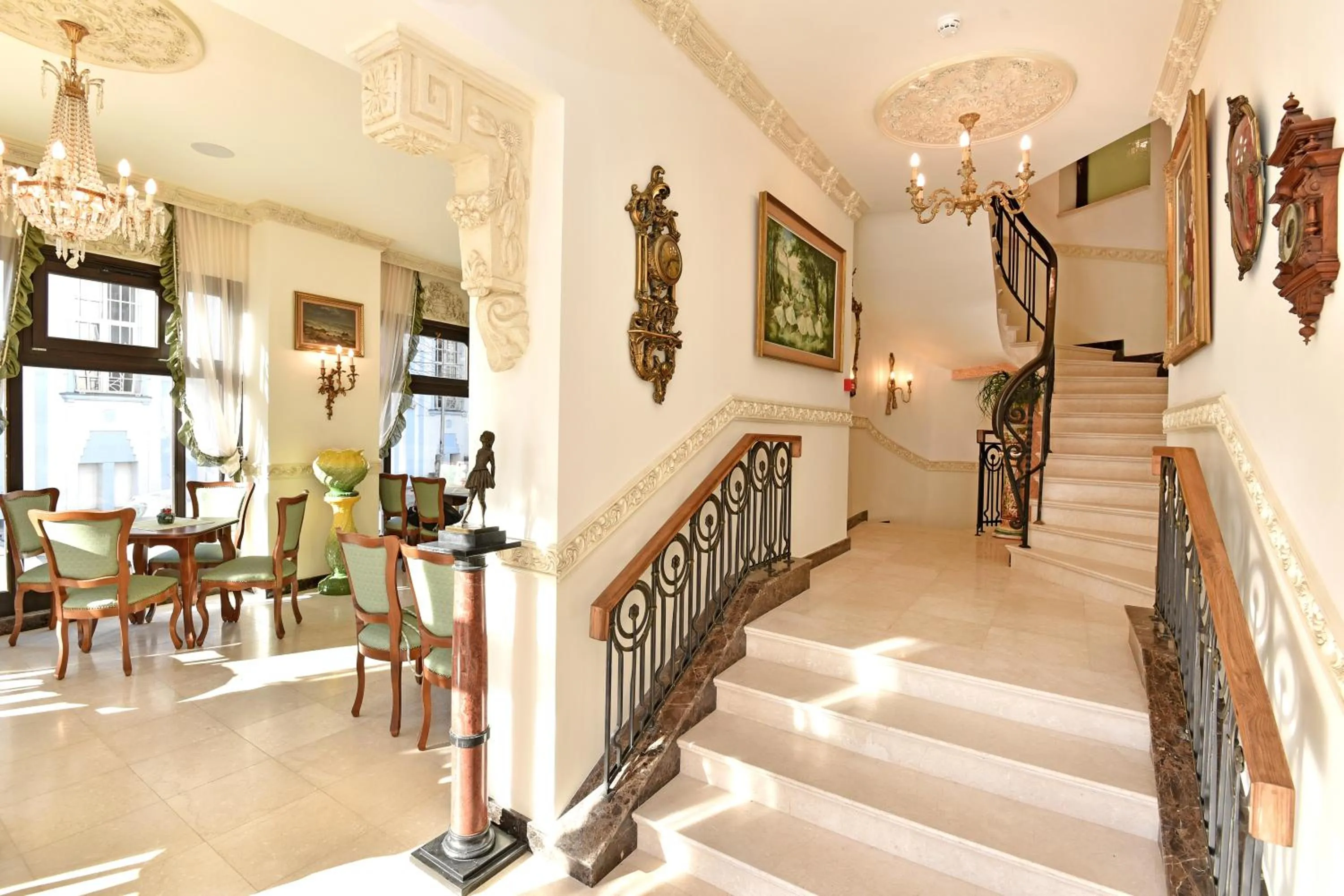 Lounge or bar in Royal Hotel