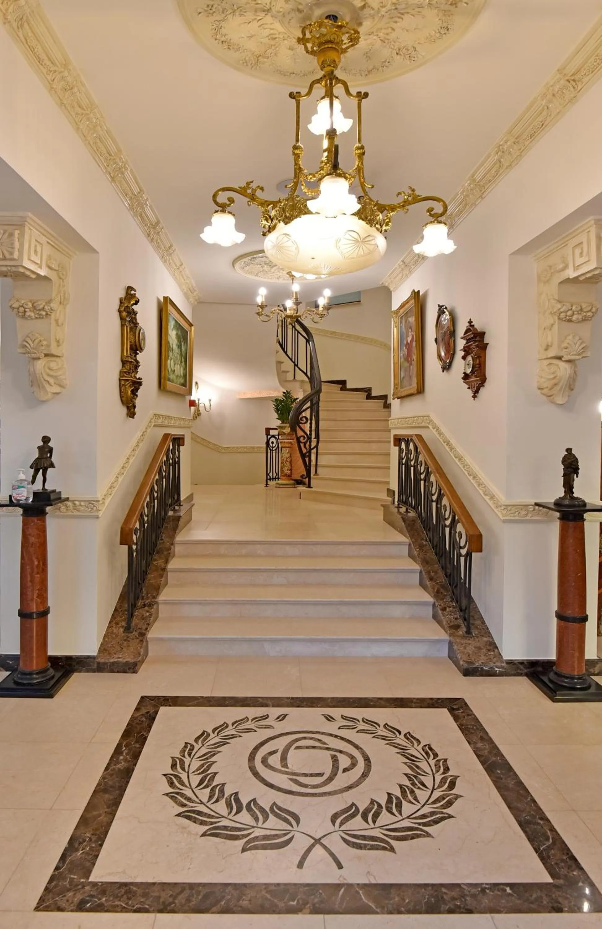 Lobby or reception in Royal Hotel