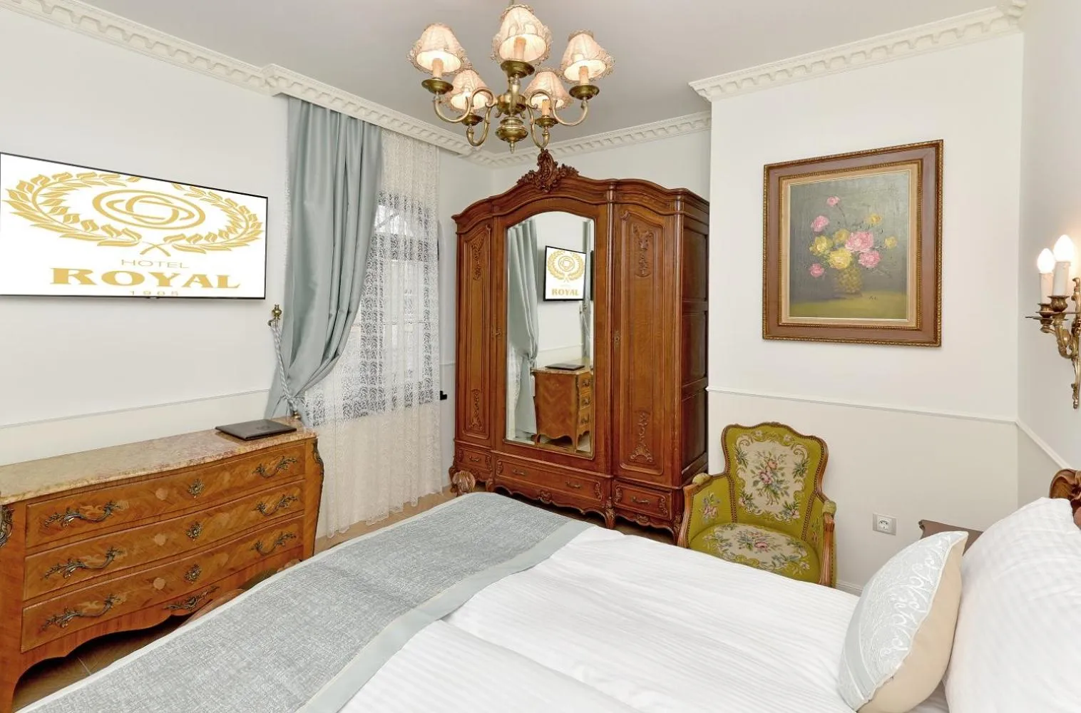 Photo of the whole room, Bed in Royal Hotel