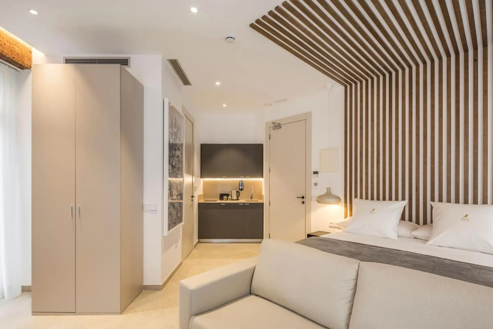 Living room, Bed in Mon Suites Benlliure