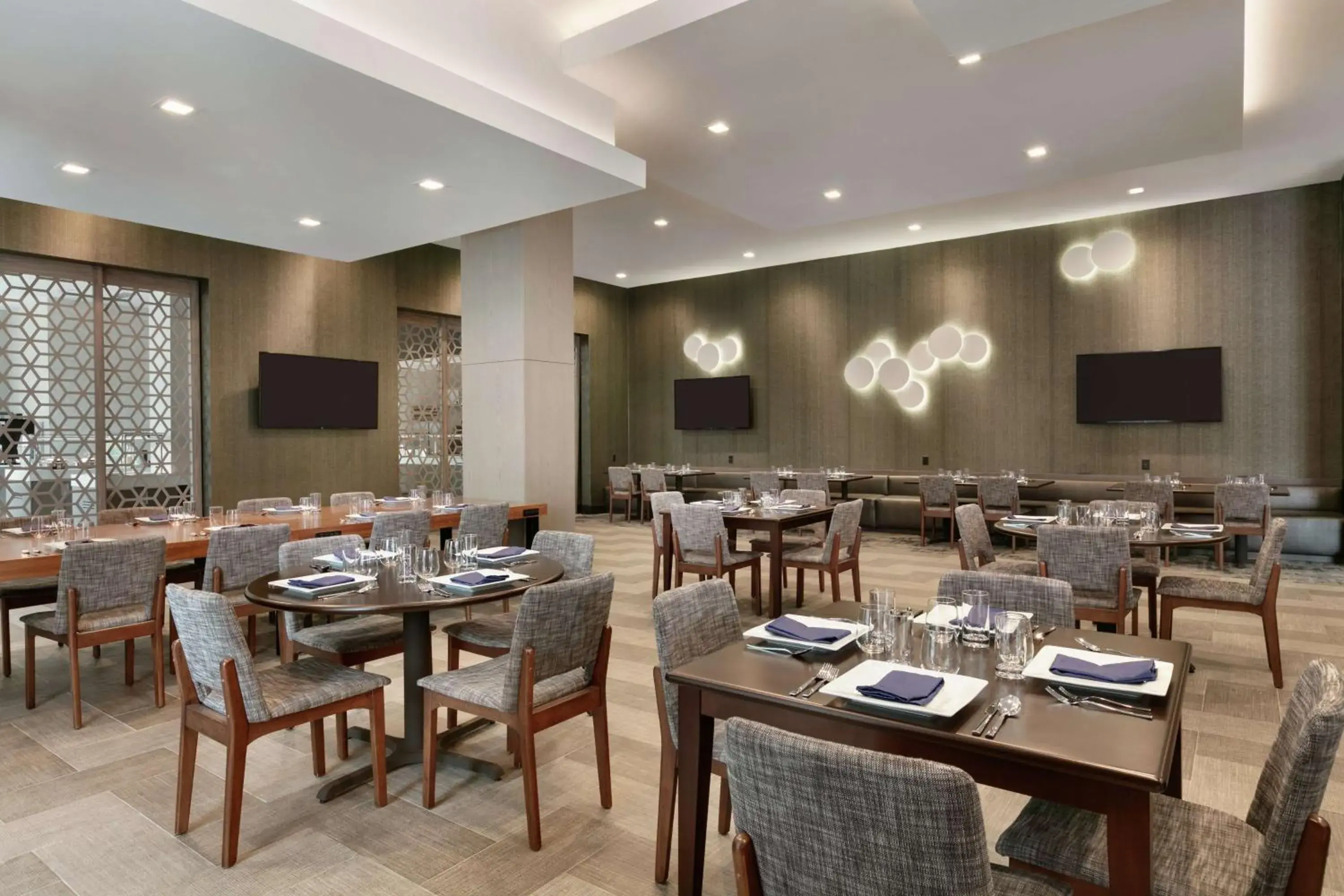 Lounge or bar in Embassy Suites by Hilton Atlanta Midtown Lounge or bar in Embassy Suites by Hilton Atlanta Midtown