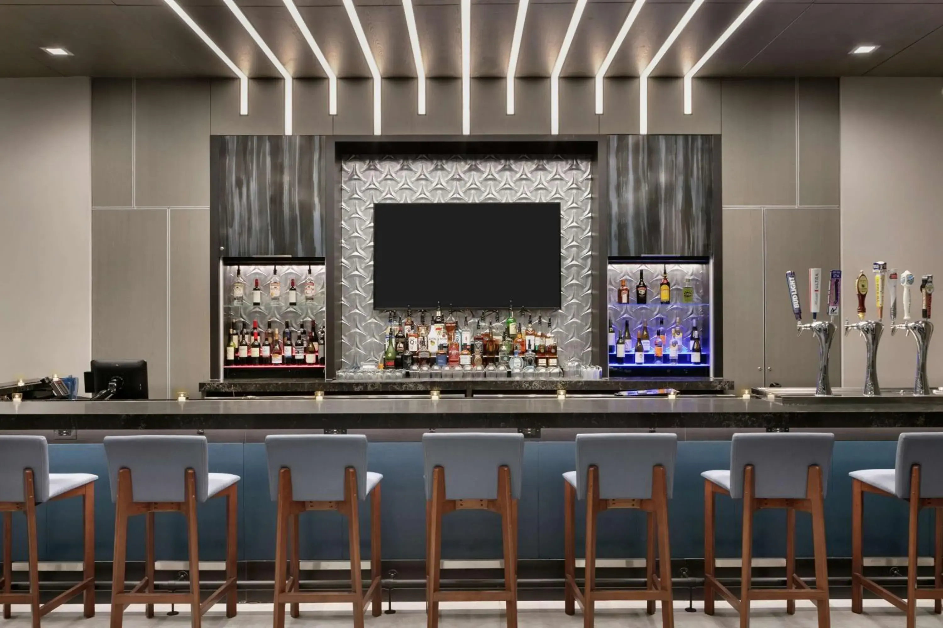 Lounge or bar in Embassy Suites by Hilton Atlanta Midtown Lounge or bar in Embassy Suites by Hilton Atlanta Midtown