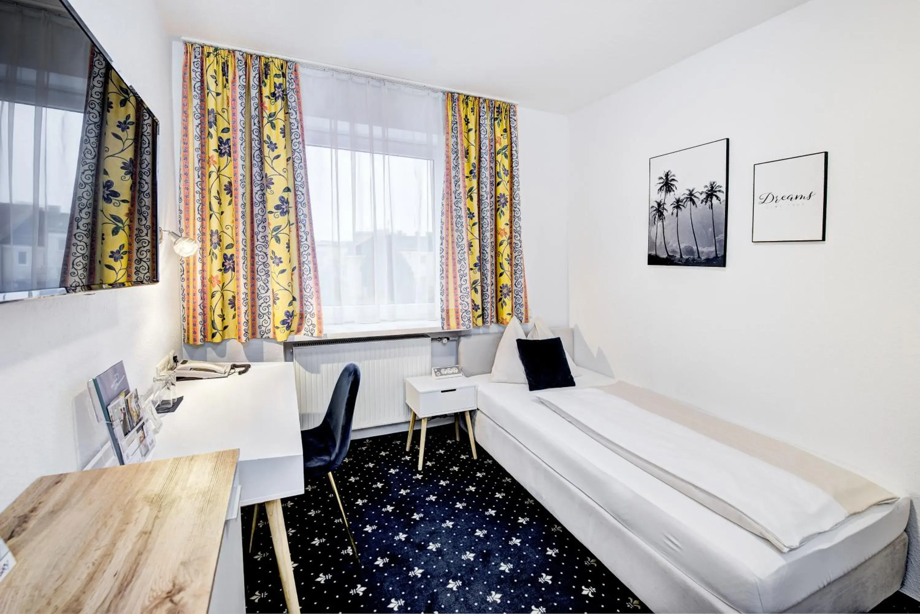 Single Room in Hotel Bayrischer Hof Single Room in Hotel Bayrischer Hof