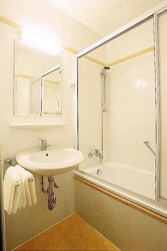 Bathroom in Hotel An Der Wien