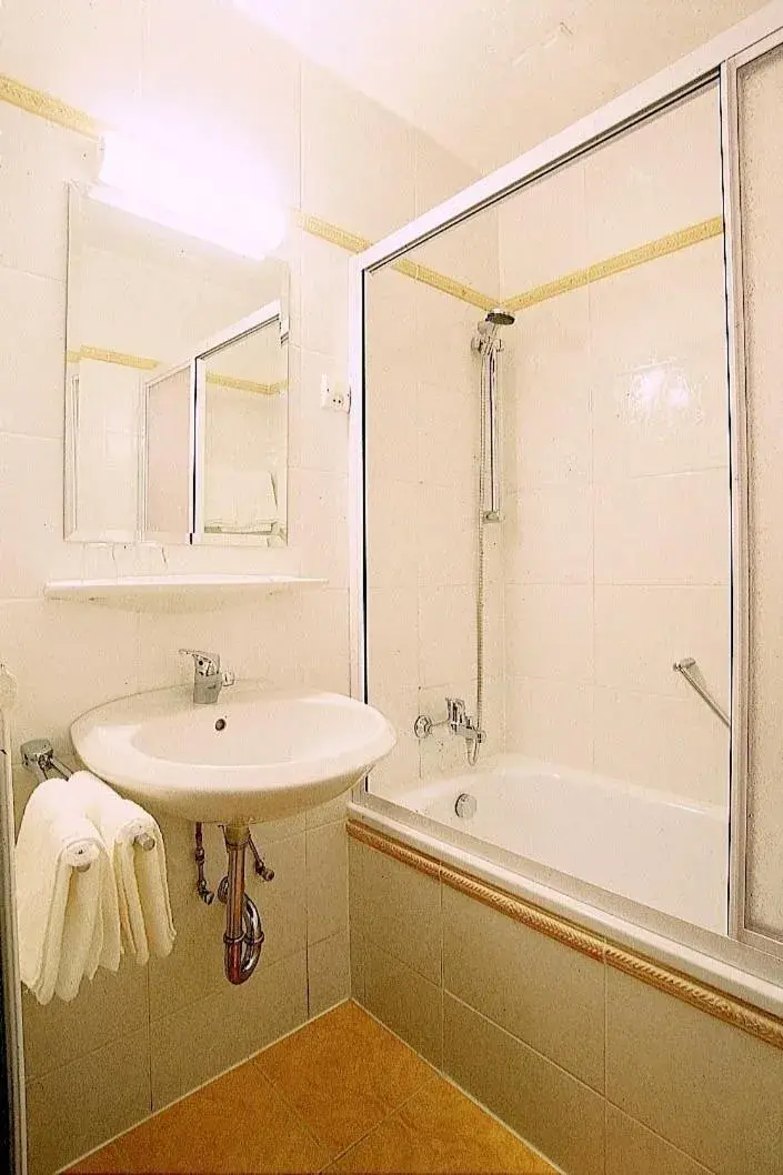 Bathroom in Hotel An Der Wien Bathroom in Hotel An Der Wien