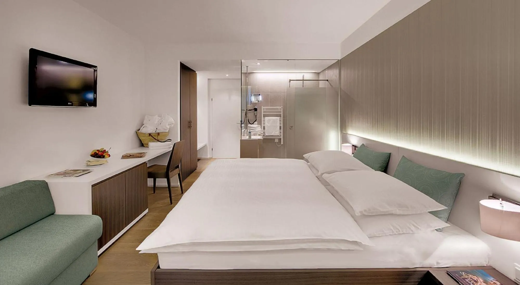 Shower, Bed in Hotel Stoiser