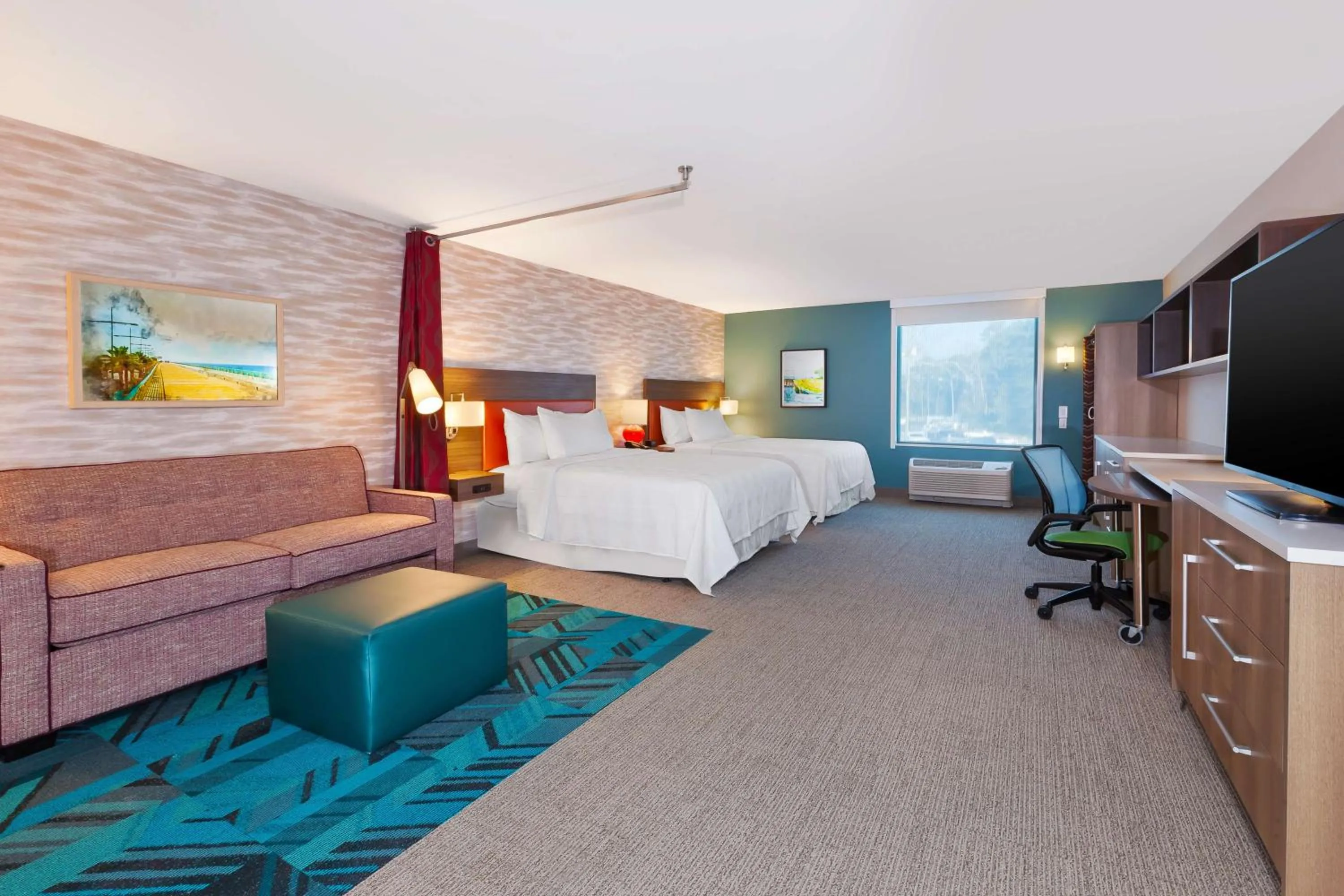 Living room, Bed in Home2 Suites Wilmington