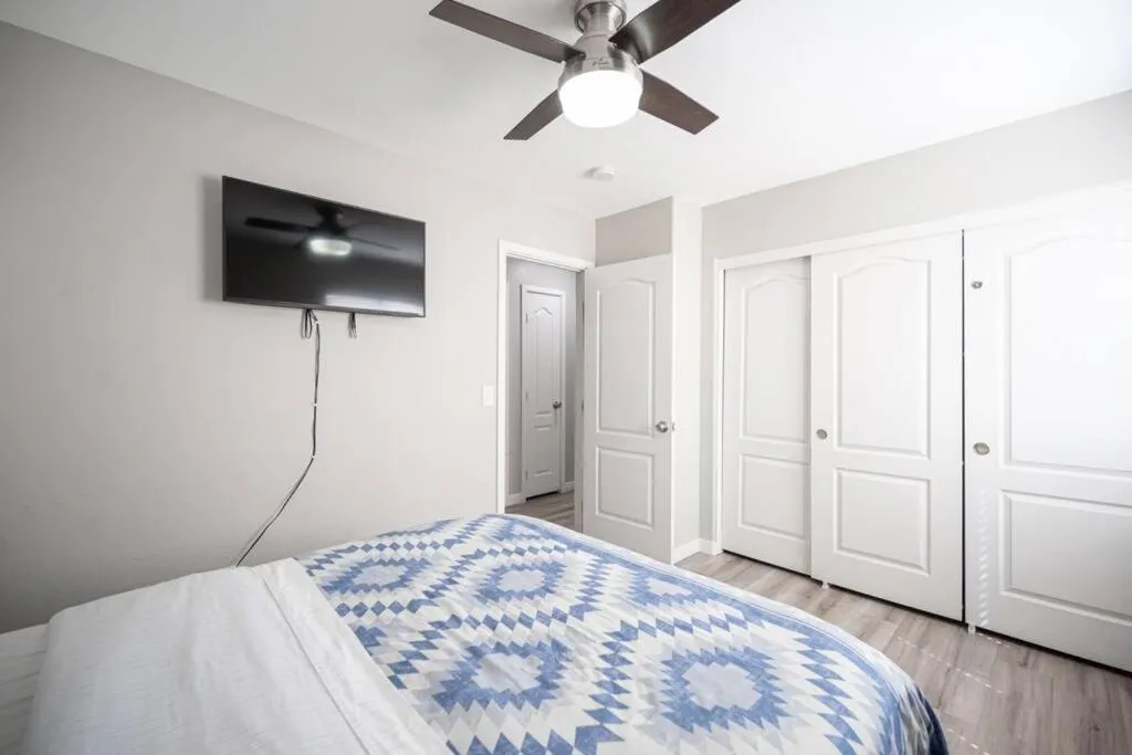 Bed in Gorgeous Las Vegas home with RV parking