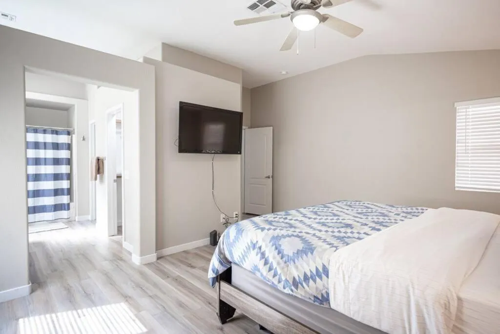 Bed in Gorgeous Las Vegas home with RV parking