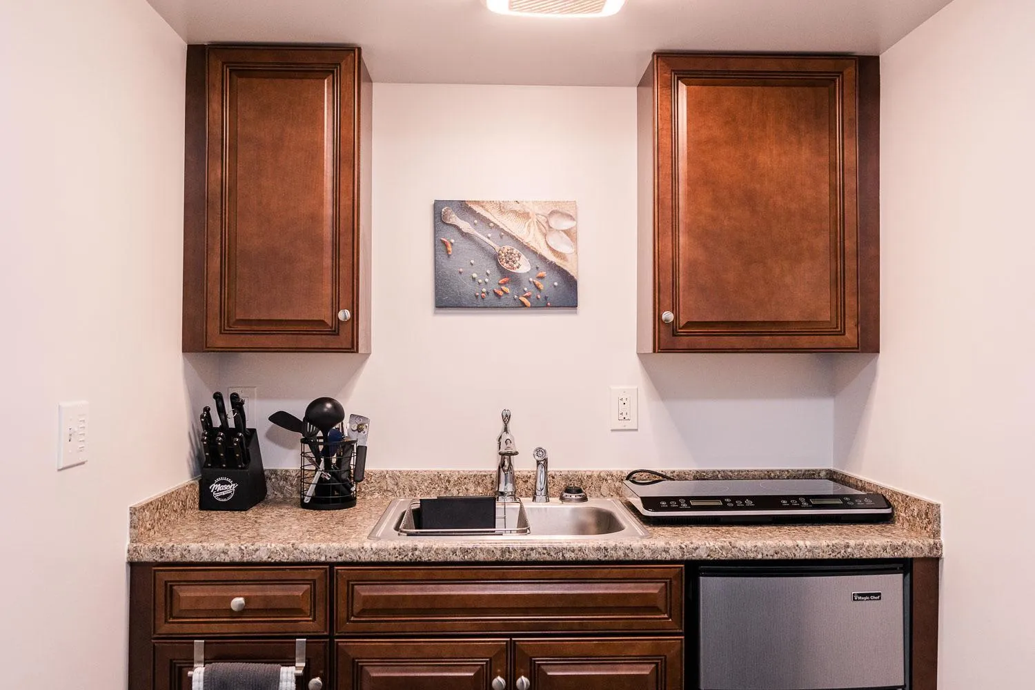 Kitchen or kitchenette in Alaska Frontier Inn