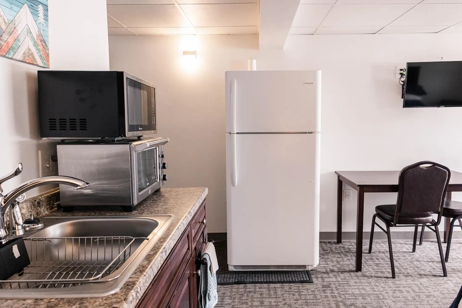 TV and multimedia in Alaska Frontier Inn