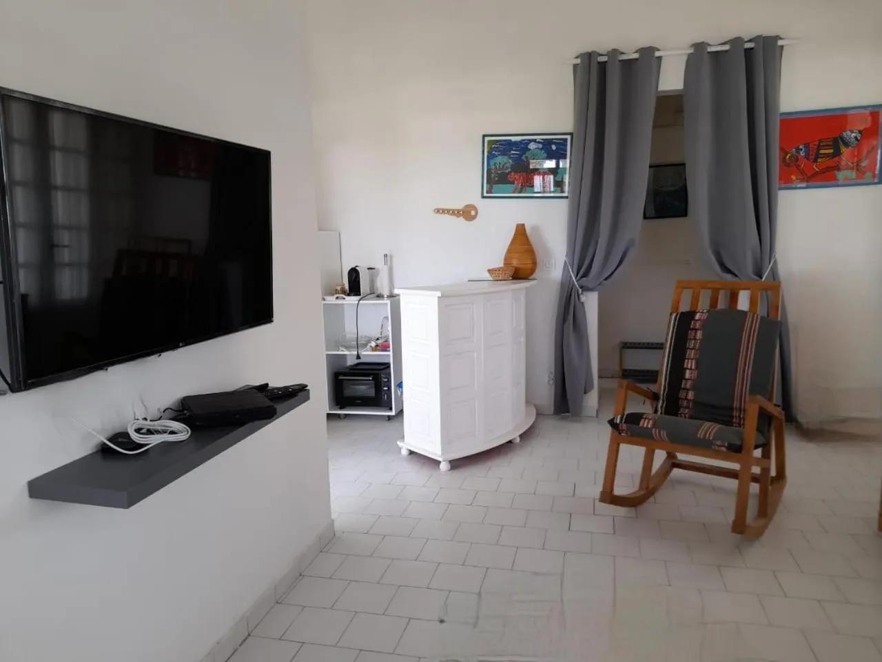 Communal lounge/ TV room in La villa les palmiers simplicité convivialité