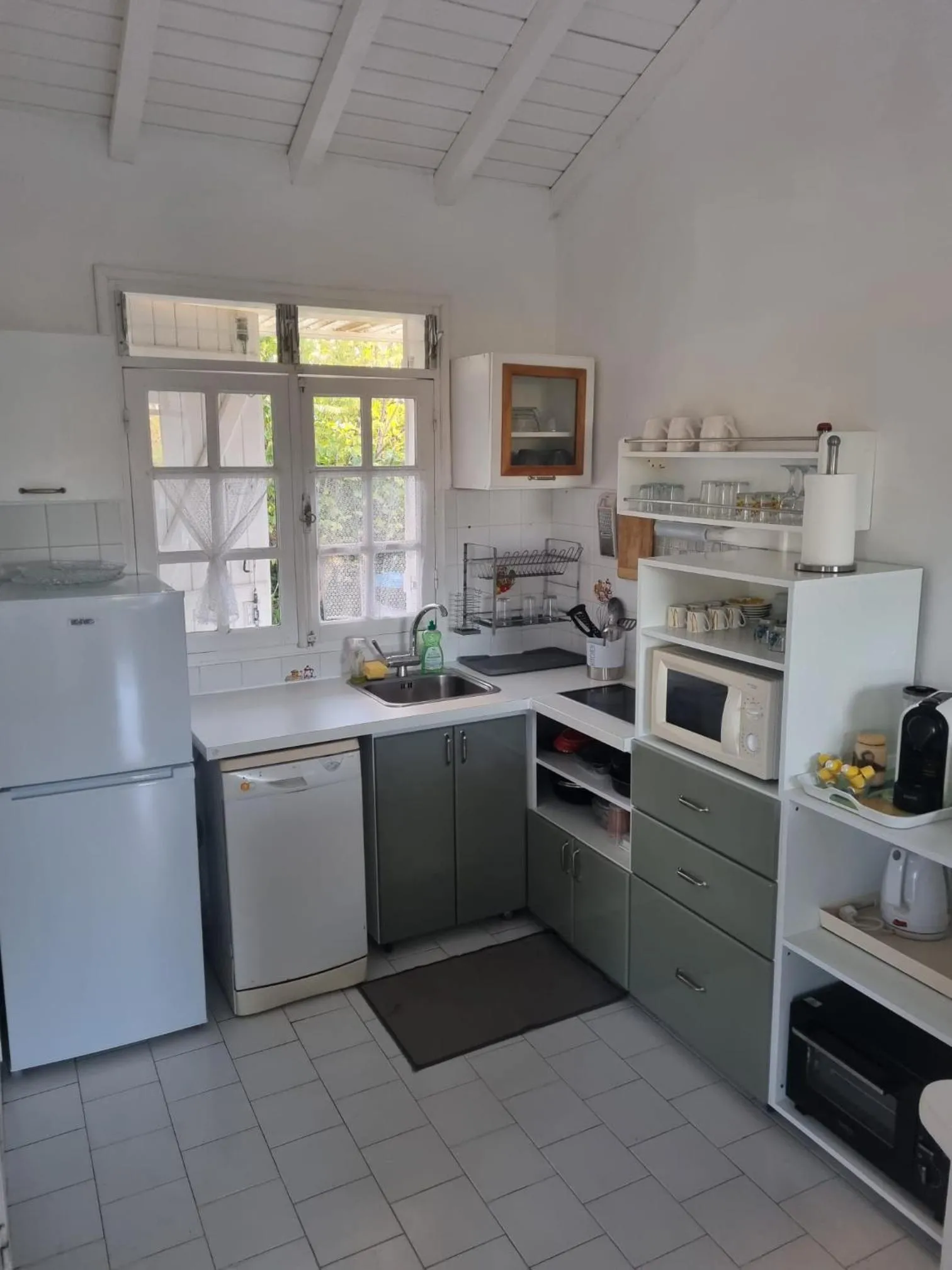 Kitchen or kitchenette in La villa les palmiers simplicité convivialité
