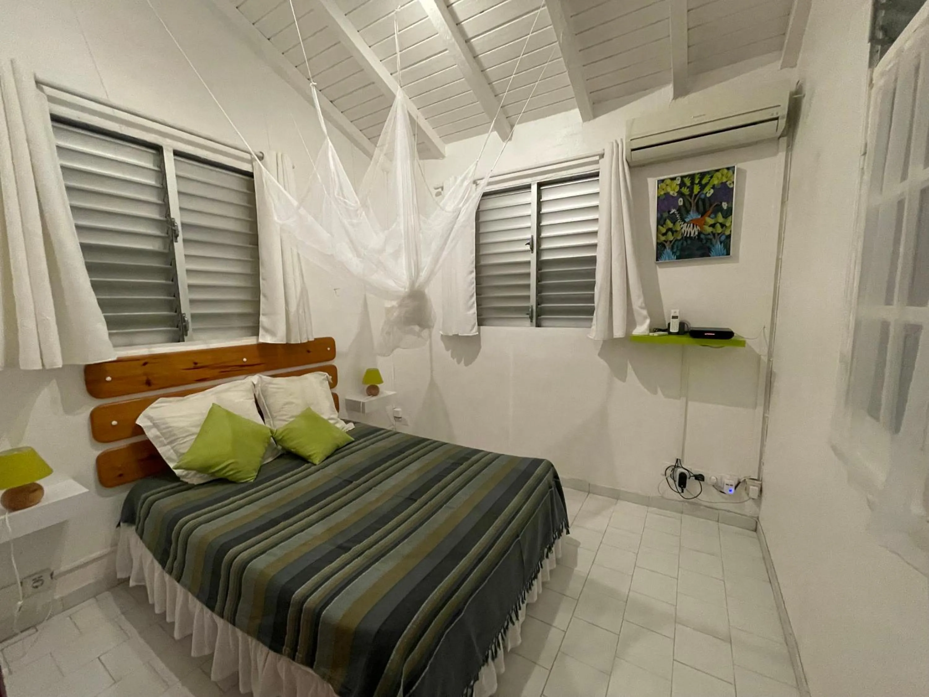 View (from property/room), Bed in La villa les palmiers simplicité convivialité