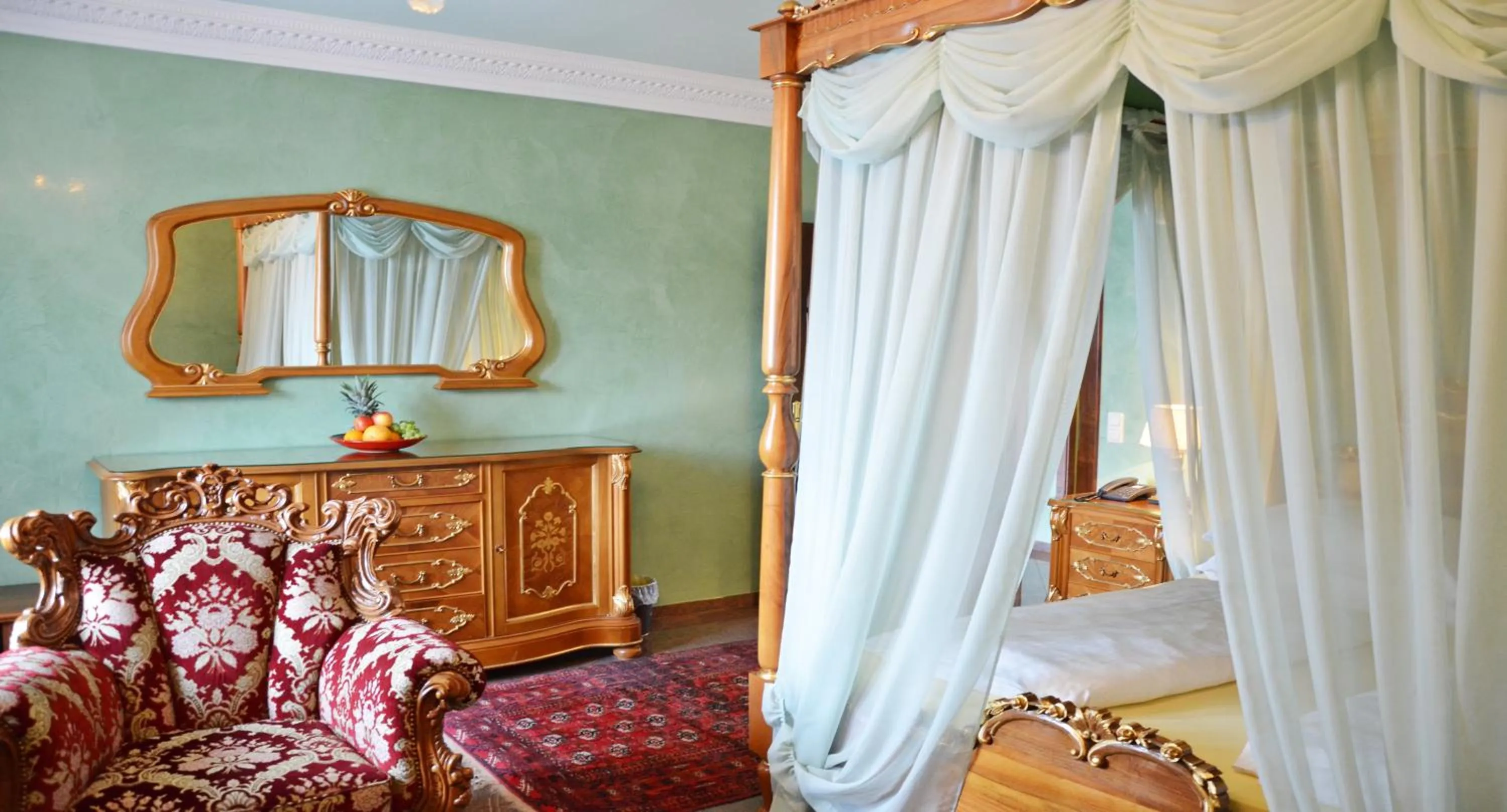 Seating area, Bed in Seehotel Porcia