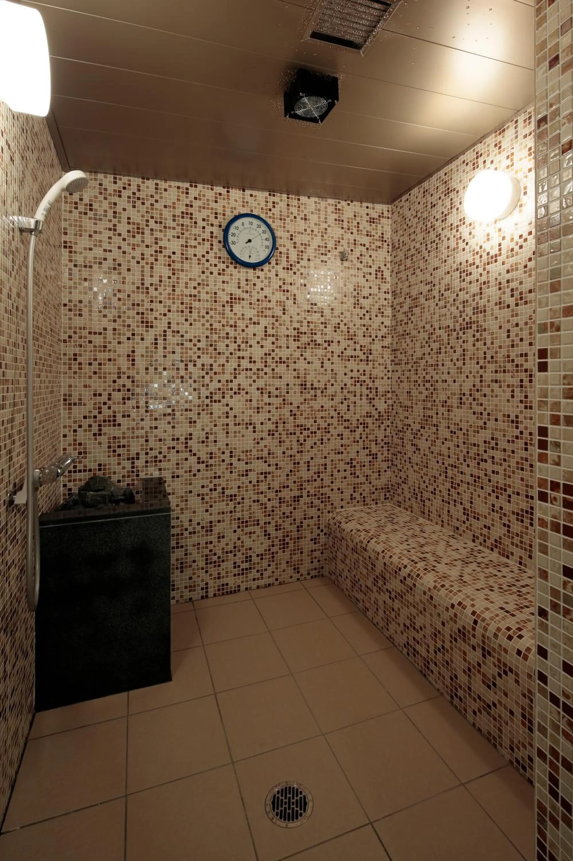 Steam room in Candeo Hotels Kyoto Karasuma Rokkaku