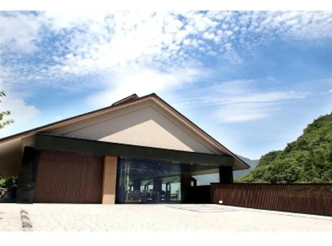 Facade/entrance in Hakone Nanase formerly known as Manatei Hakone Facade/entrance in Hakone Nanase formerly known as Manatei Hakone