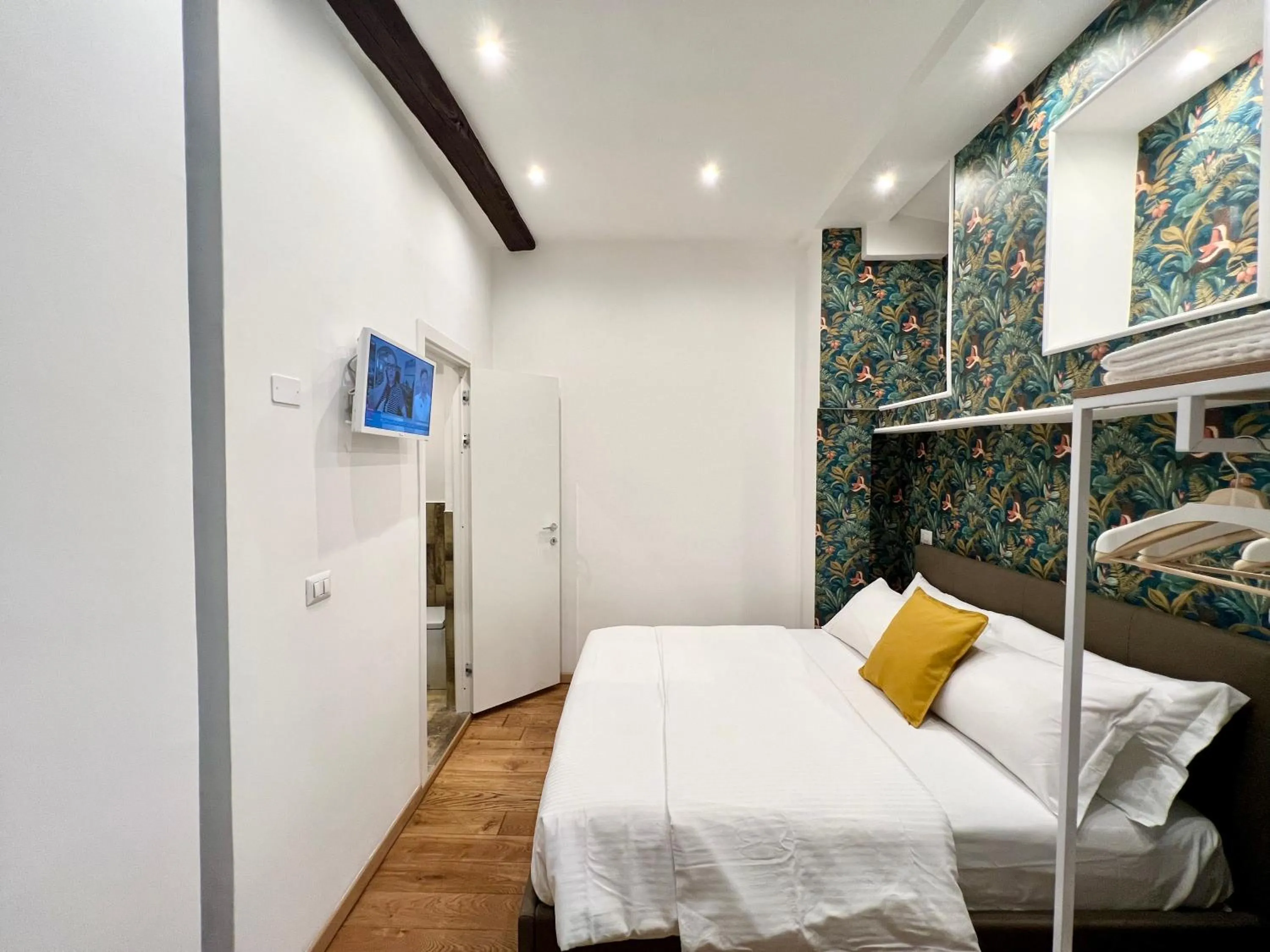 Photo of the whole room, Bed in Via della Scala Suite