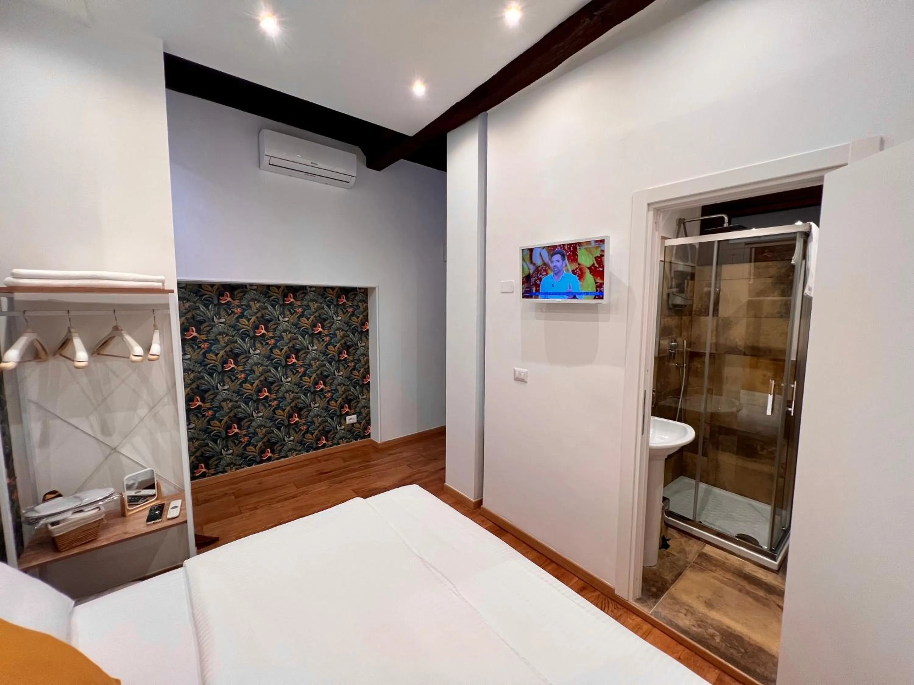 Photo of the whole room, Bed in Via della Scala Suite