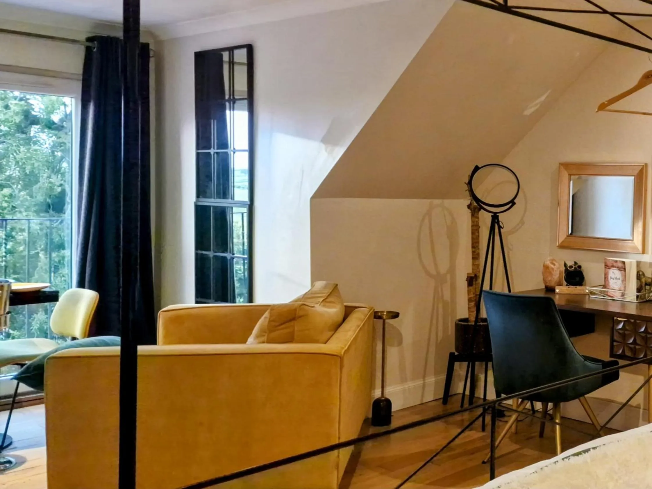 The Green Monkey Lux Suite at The Grumpy Schnauzer B&B Private Hot Tub, Gym, Breakfast, Stunning!