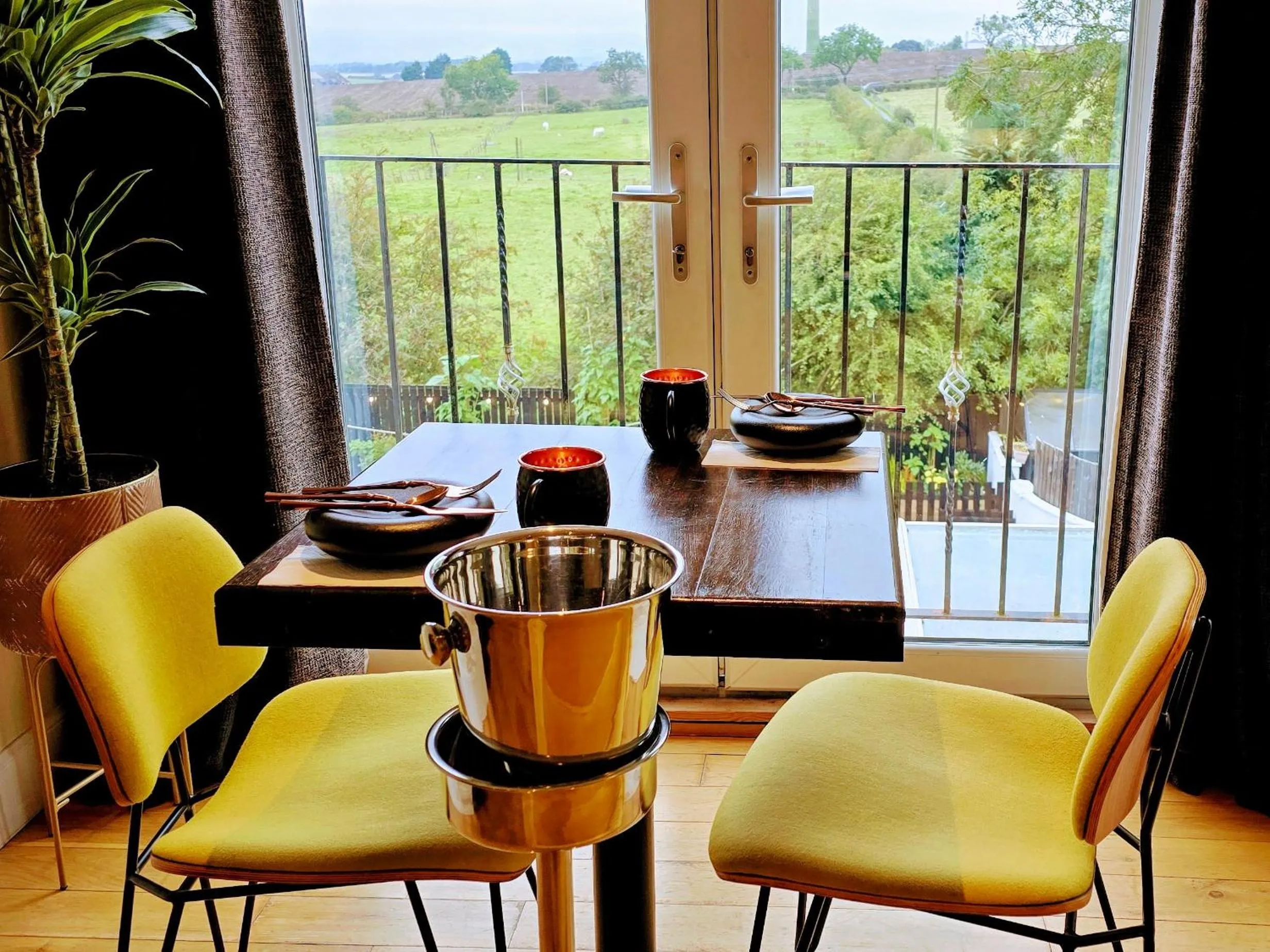 The Green Monkey Lux Suite at The Grumpy Schnauzer B&B Private Hot Tub, Gym, Breakfast, Stunning!