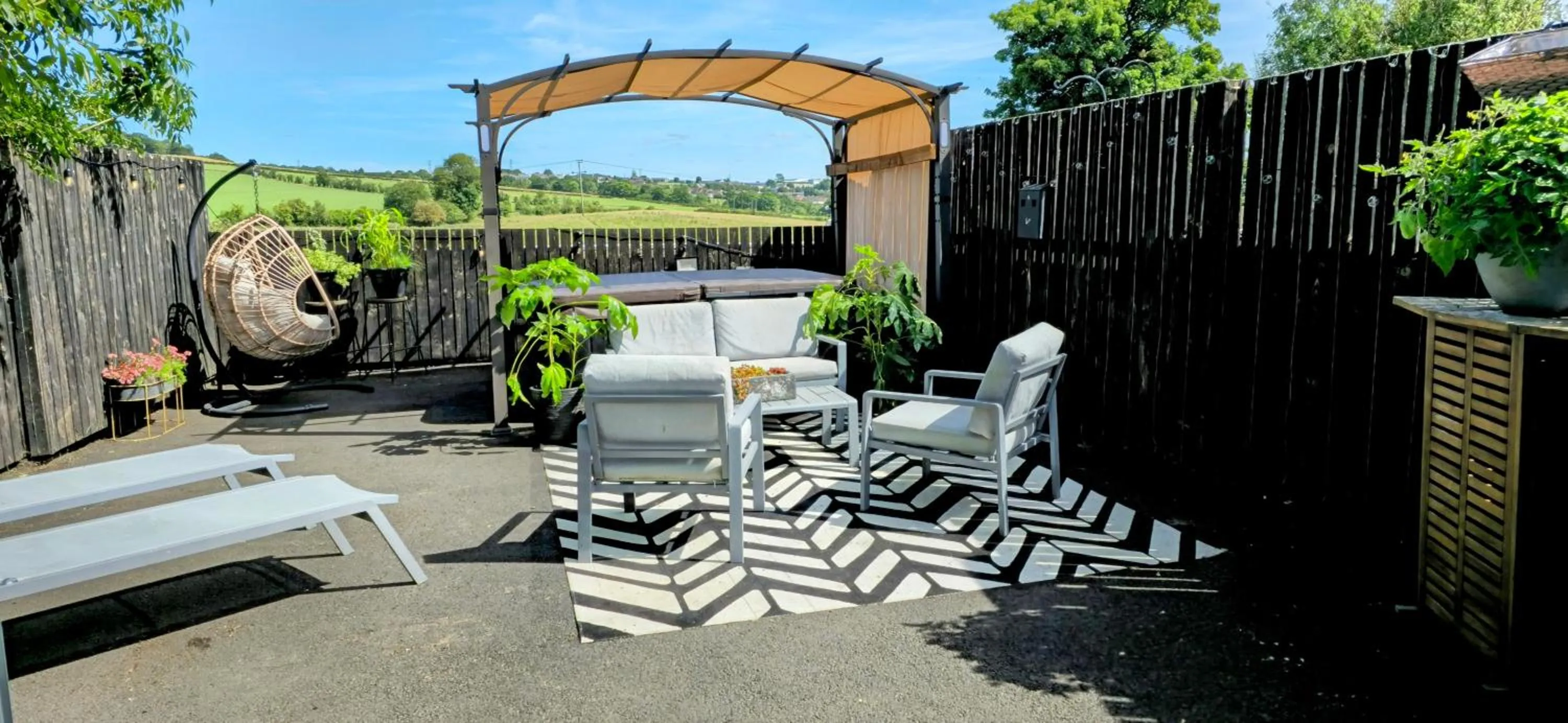 The Green Monkey Lux Suite at The Grumpy Schnauzer B&B Private Hot Tub, Gym, Breakfast, Stunning!