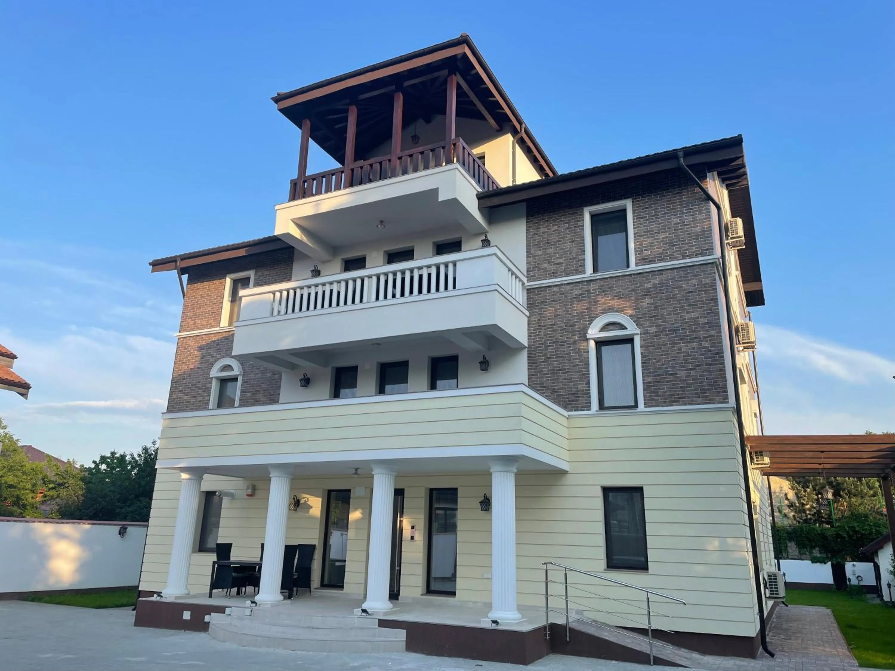 Property building in Iarca Inn