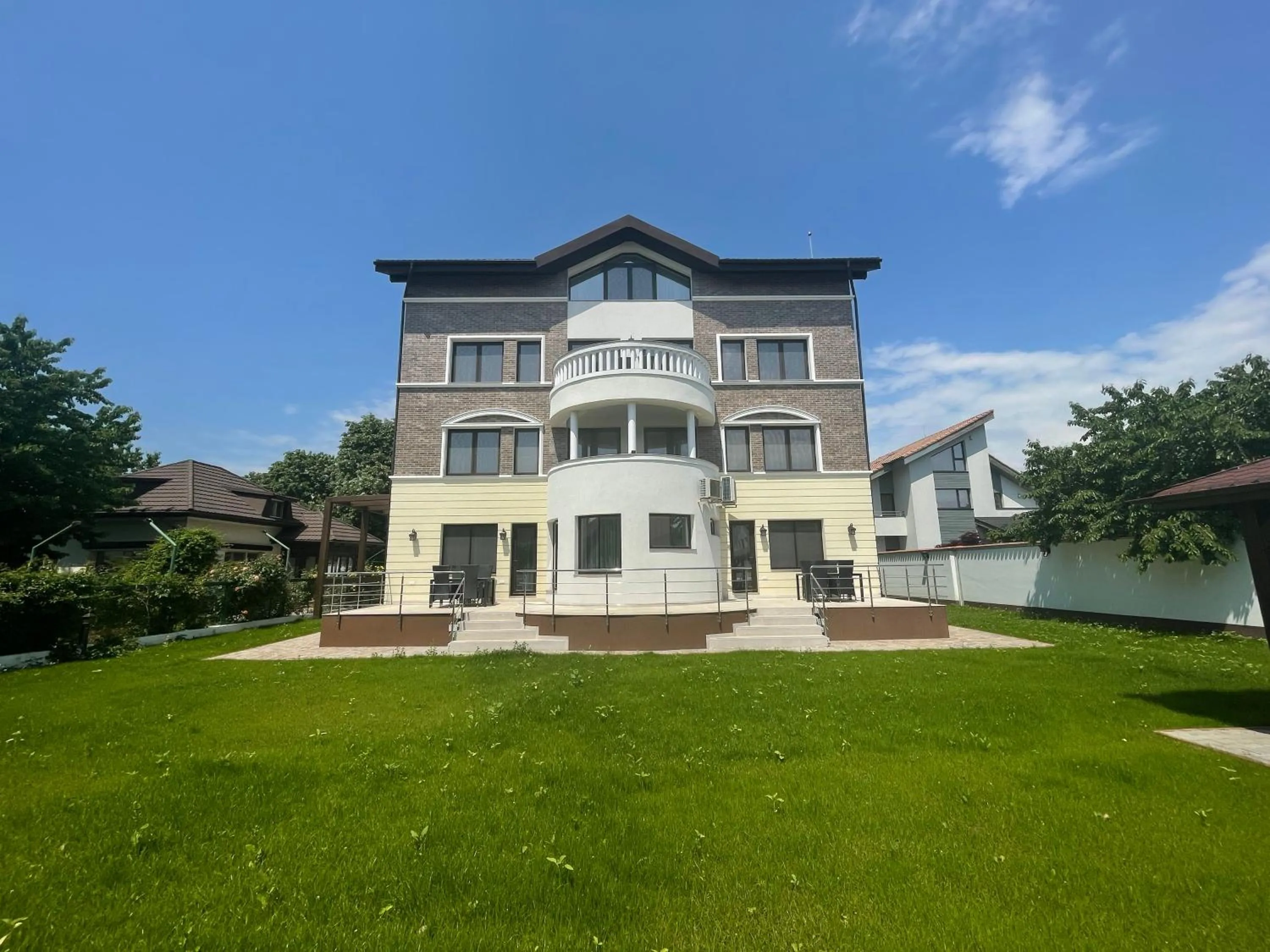 Property building in Iarca Inn