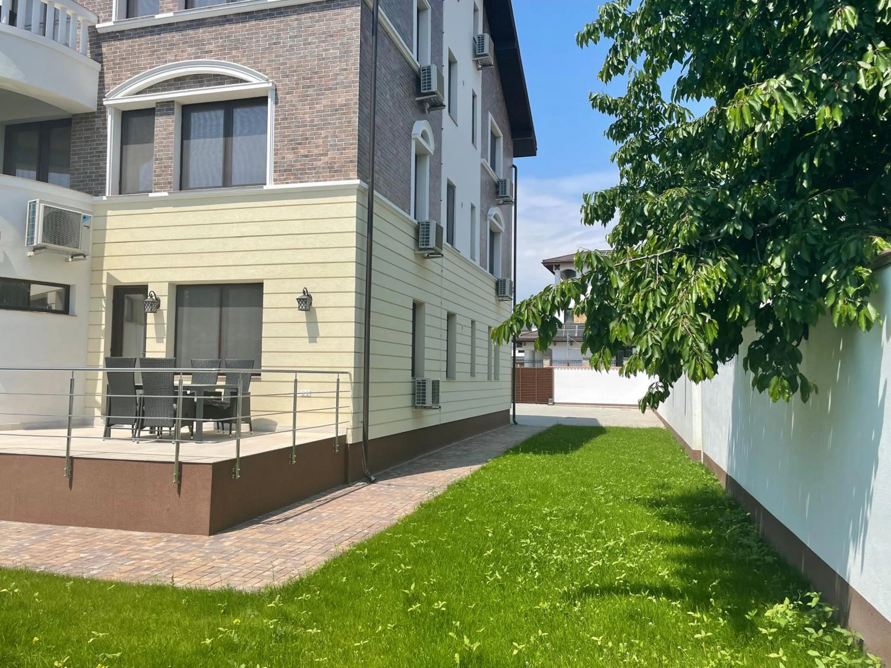 Property building in Iarca Inn