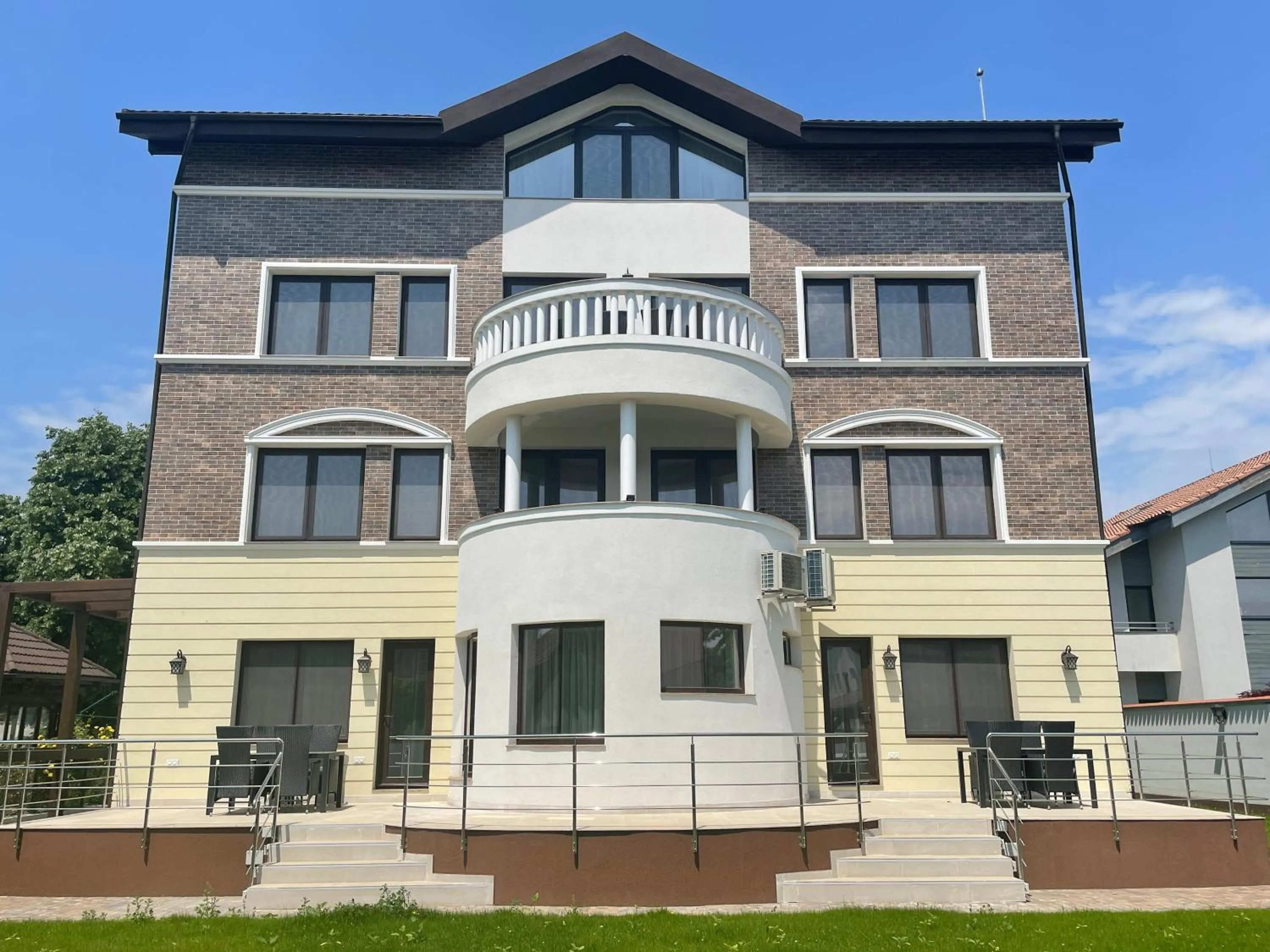 Property building in Iarca Inn